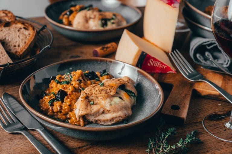 Rezept für ein Alm-Hähnchen, gefüllt mit Stilfser g.U. Käse. Dazu gibt es ein Dörrpflaumen-Risotto. Perfekt und einfach zubereitet in nicht viel mehr, als 30 Minuten.