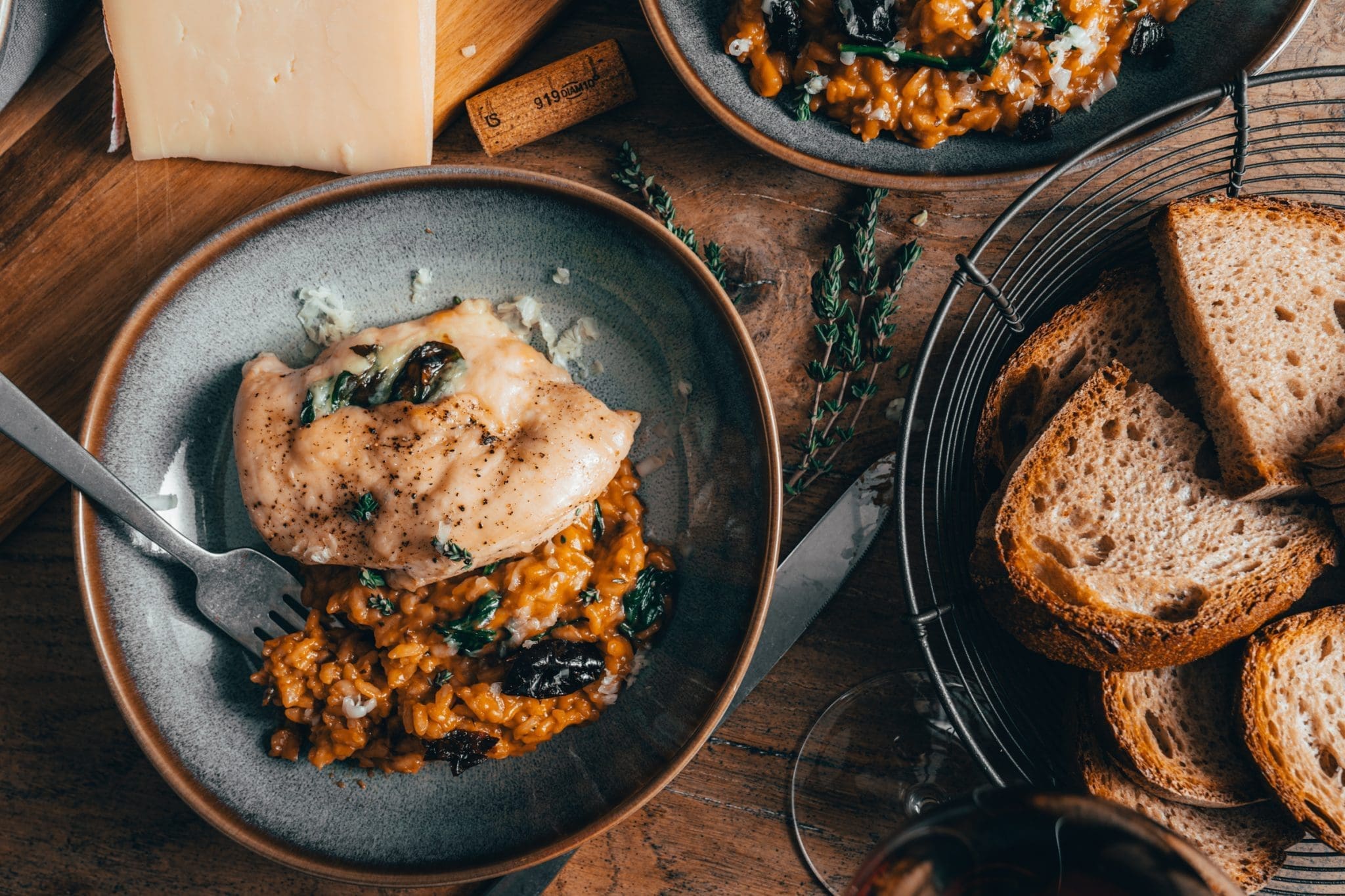 Rezept für ein Alm-Hähnchen, gefüllt mit Stilfser g.U. Käse. Dazu gibt es ein Dörrpflaumen-Risotto. Perfekt und einfach zubereitet in nicht viel mehr, als 30 Minuten.