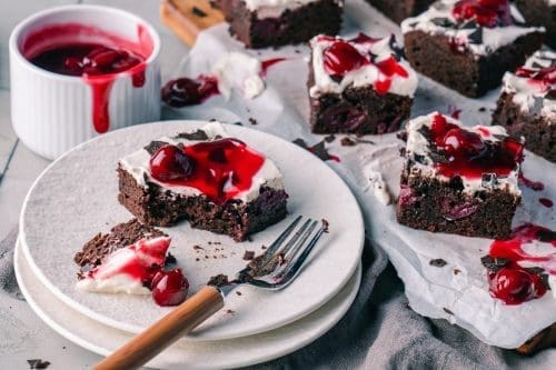 Schwarzwälder Kirschbrownies - Der Klassiker mal anders! 3 Black Forrest Brownie 15 | Schwarzwälder Kirsch - das begleitet mich schon mein ganzes Leben. Warum? Dazu gleich mehr. Auf jeden Fall ist Schwarzwälder Kirsch doch genau das Richtige für jede Jahreszeit, in der frisches Obst noch nicht so recht Saison hat. Mir fällt da spontan Lagerobst ein. Dann gibt es Obst aus der Kühltruhe und aus dem Glas. Und da für eine Kirschtorte aus dem Schwarzwald ja bekanntlich immer die Schattenmorellen aus dem Glas verwendet werden, ist das ein ganzjähriger Allrounder bei uns. Aber warum nicht mal wieder etwas anderes als eine Torten backen. Für euch stehen jetzt Schwarzwälder Kirschbrownies auf dem Programm.