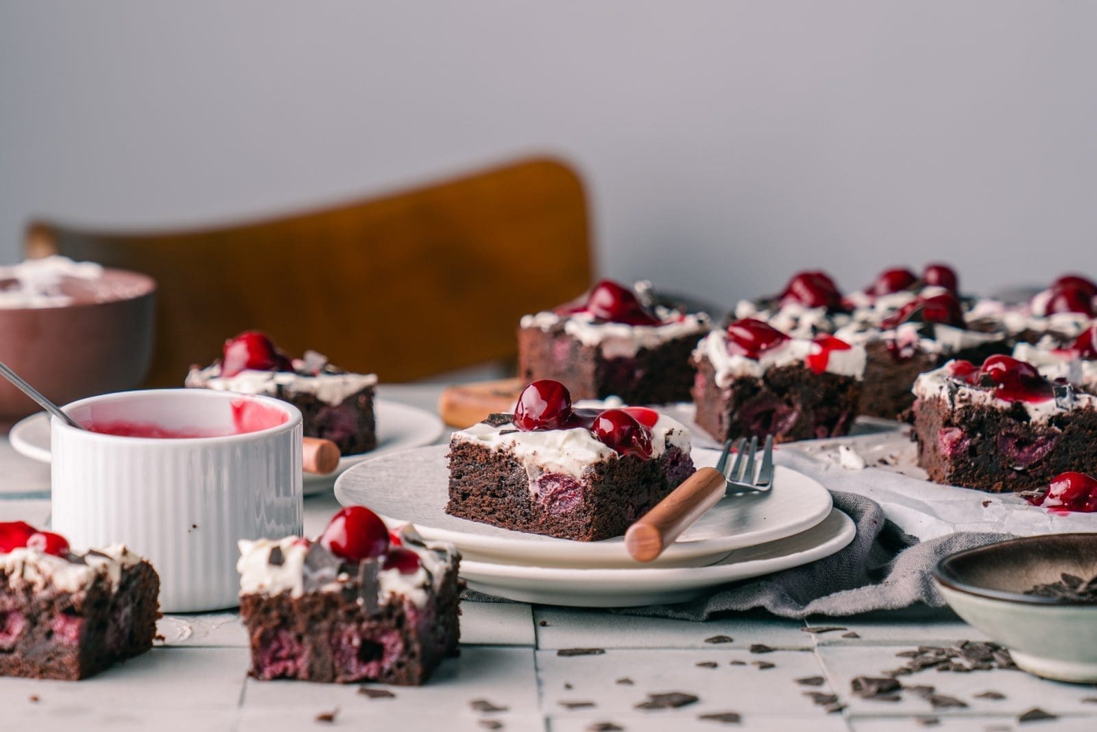 Black Forrest Brownie 5 | Schwarzwälder Kirsch - das begleitet mich schon mein ganzes Leben. Warum? Dazu gleich mehr. Auf jeden Fall ist Schwarzwälder Kirsch doch genau das Richtige für jede Jahreszeit, in der frisches Obst noch nicht so recht Saison hat. Mir fällt da spontan Lagerobst ein. Dann gibt es Obst aus der Kühltruhe und aus dem Glas. Und da für eine Kirschtorte aus dem Schwarzwald ja bekanntlich immer die Schattenmorellen aus dem Glas verwendet werden, ist das ein ganzjähriger Allrounder bei uns. Aber warum nicht mal wieder etwas anderes als eine Torten backen. Für euch stehen jetzt Schwarzwälder Kirschbrownies auf dem Programm.