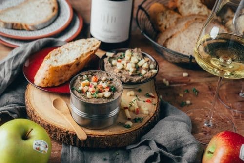 Gefluegelleberpastete Suedtirol Apfel 13 | Heute startet eine kleine kulinarische Reise - wir nehmen euch mit nach Südtirol. Dafür haben wir ein leckeres 3 Gänge-Menü mit hochwertigen Qualitätsprodukten aus Südtirol zubereitet! Jeder Gang hat eine Hauptzutat, die mit einem europäischen Gütesiegel versehen ist und den Anfang macht der Südtiroler Apfel g.g.A.. Wir starten unser Menü mit einer deftig, fruchtigen Brotzeit und Torsten hat nach einigen Versuchen diese super einfache Geflügelleberpastete kreiert, die in wenigen Minuten einen leckeren Genussabend einleiten kann.