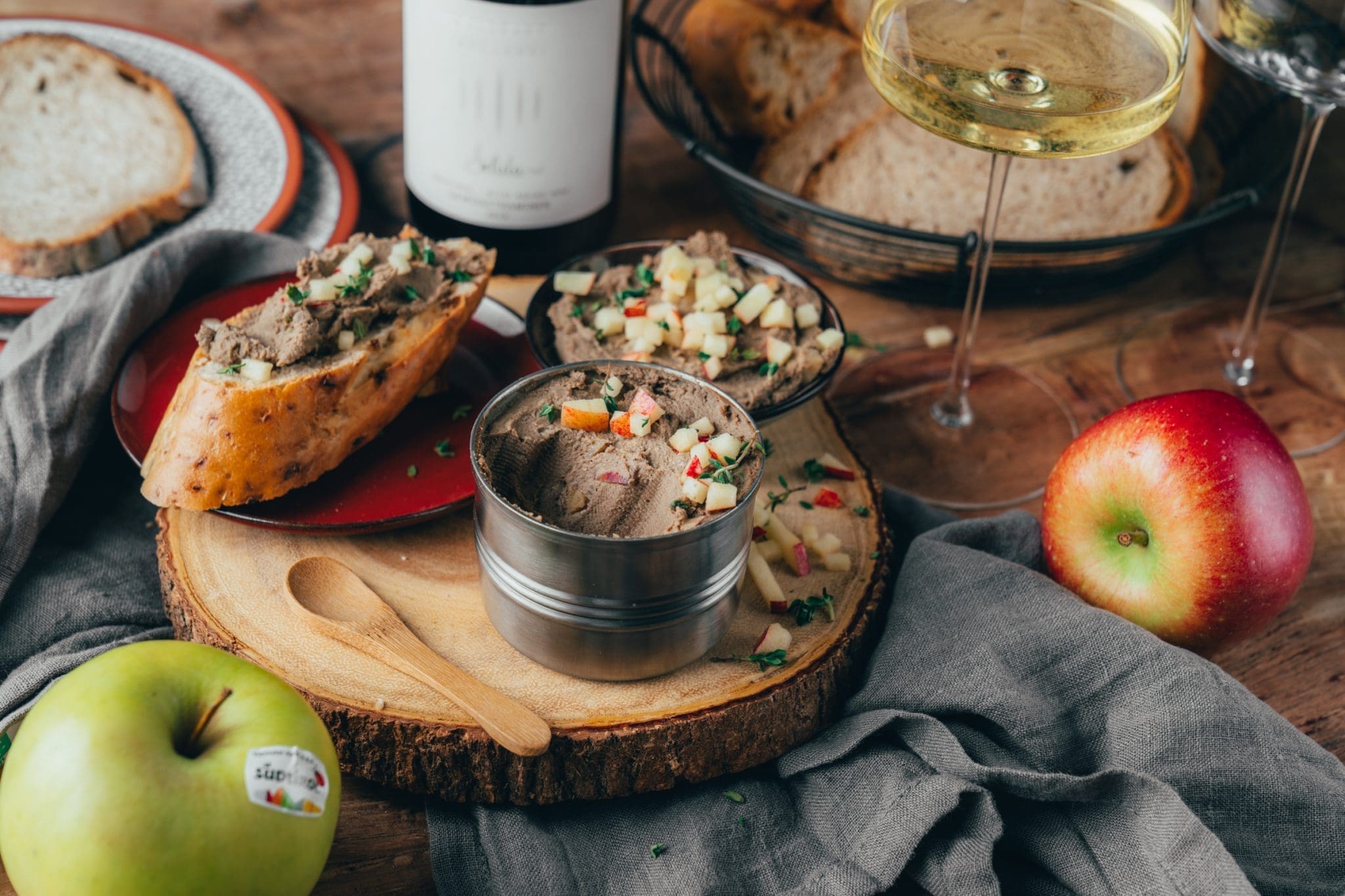 Gefluegelleberpastete Suedtirol Apfel 16 | Heute startet eine kleine kulinarische Reise - wir nehmen euch mit nach Südtirol. Dafür haben wir ein leckeres 3 Gänge-Menü mit hochwertigen Qualitätsprodukten aus Südtirol zubereitet! Jeder Gang hat eine Hauptzutat, die mit einem europäischen Gütesiegel versehen ist und den Anfang macht der Südtiroler Apfel g.g.A.. Wir starten unser Menü mit einer deftig, fruchtigen Brotzeit und Torsten hat nach einigen Versuchen diese super einfache Geflügelleberpastete kreiert, die in wenigen Minuten einen leckeren Genussabend einleiten kann.