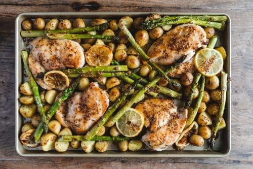 Honig-Senf-Hähnchen vom Backblech mit Spargel und Kartoffeln 16 Honig Senf Haehnchen Zwiesel 1 2 | Unser liebstes Blech-Hähnchen: saftig, süßwürzig und in 30 Minuten auf dem Tisch