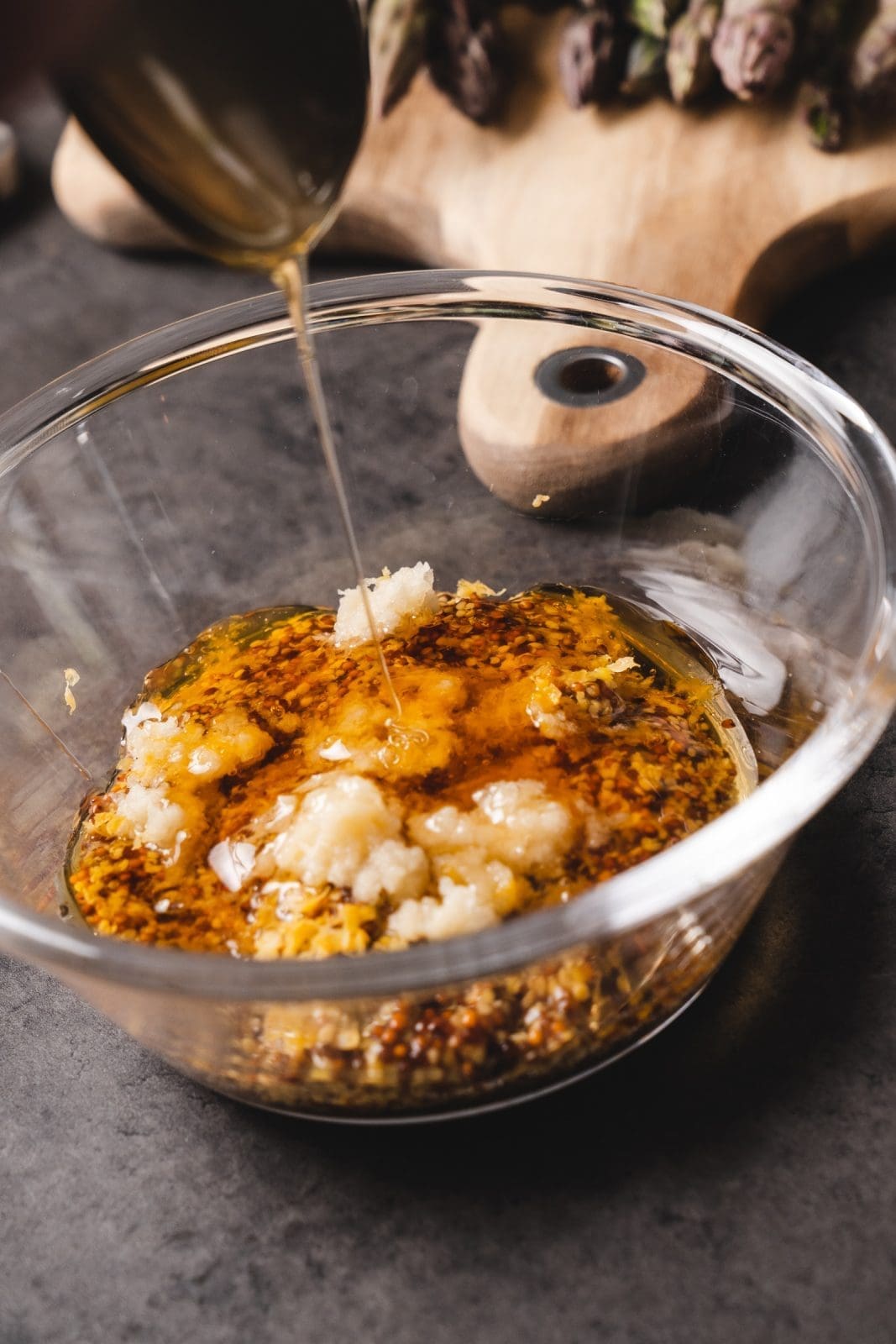 Hähnchenfleisch wird in der Schüssel mariniert. Hintergrund grüner Spargel