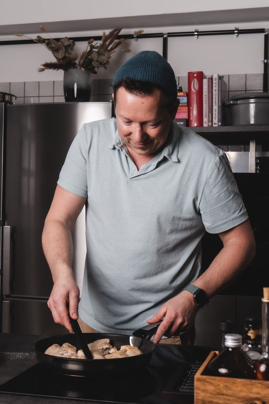 Torsten beim Anbraten der Hähnchenstücke in der Küche