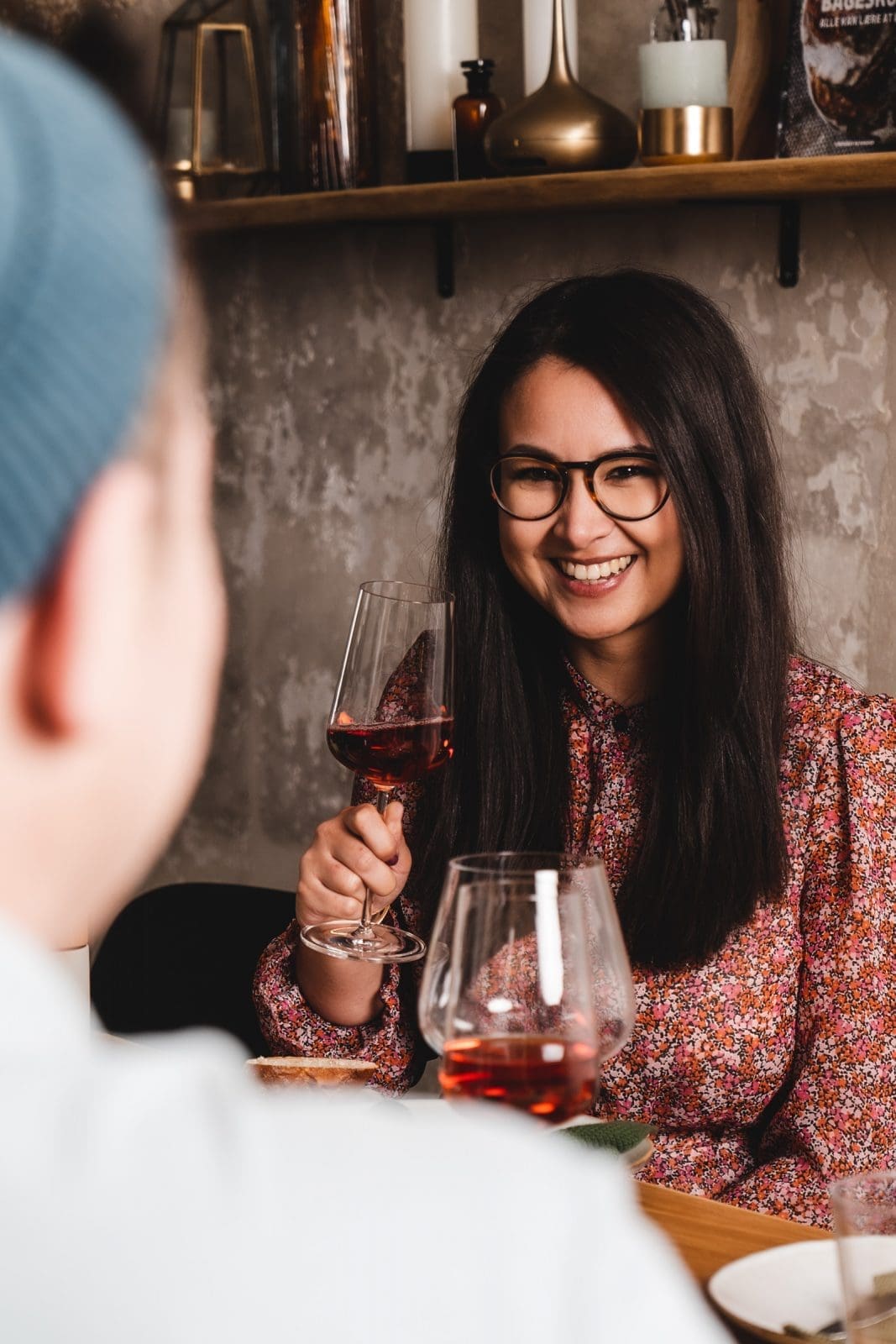 Michelle genießt ein Glas Wein und lächelt