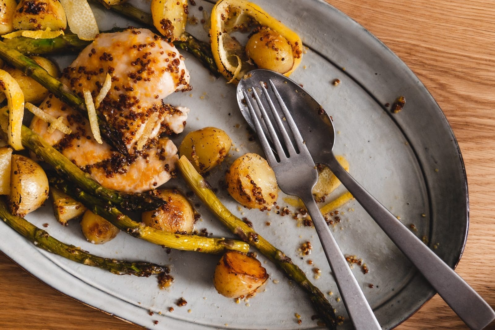 Servierteller mit Honig-Senf-Hähnchen vom Blech bereits etwas davon