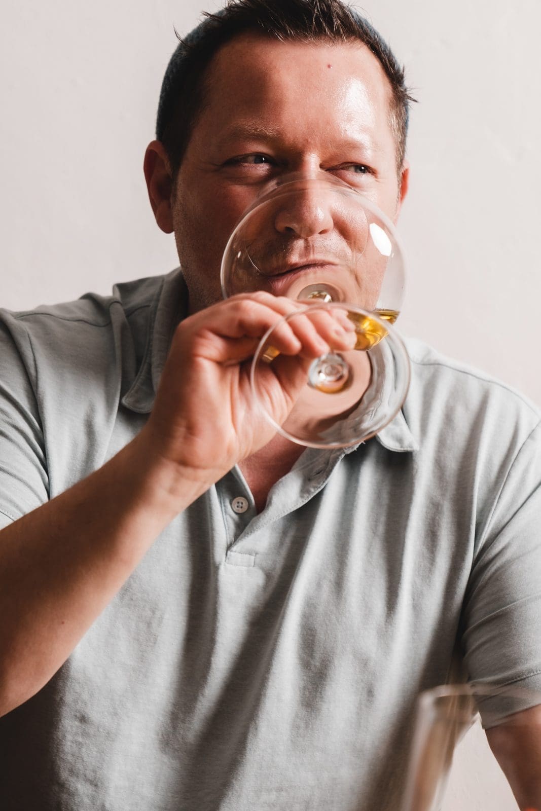 Torsten genießt ein Glas Weißwein