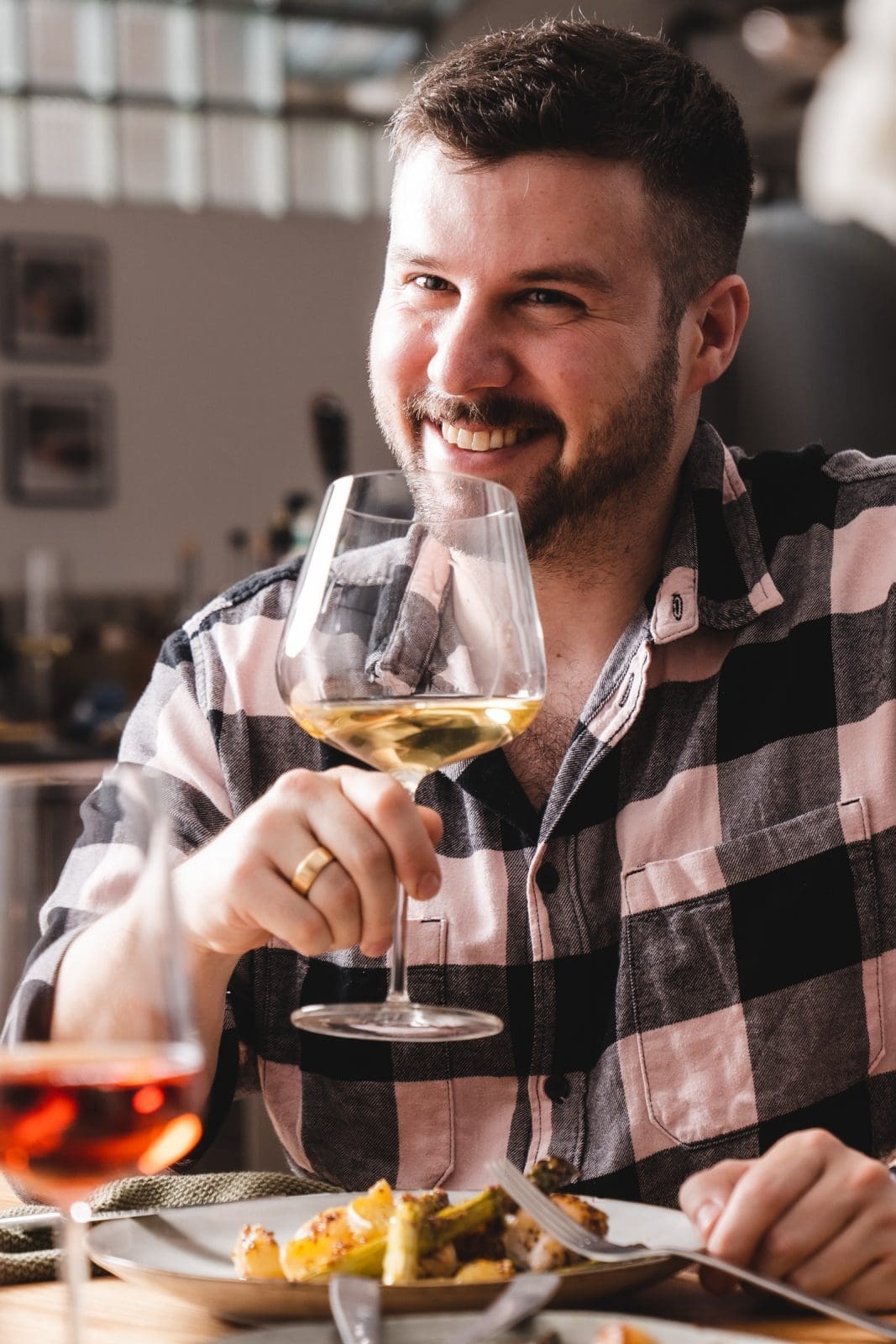 Sascha schaut zu Michelle mit einem Glas Wein in der Hand