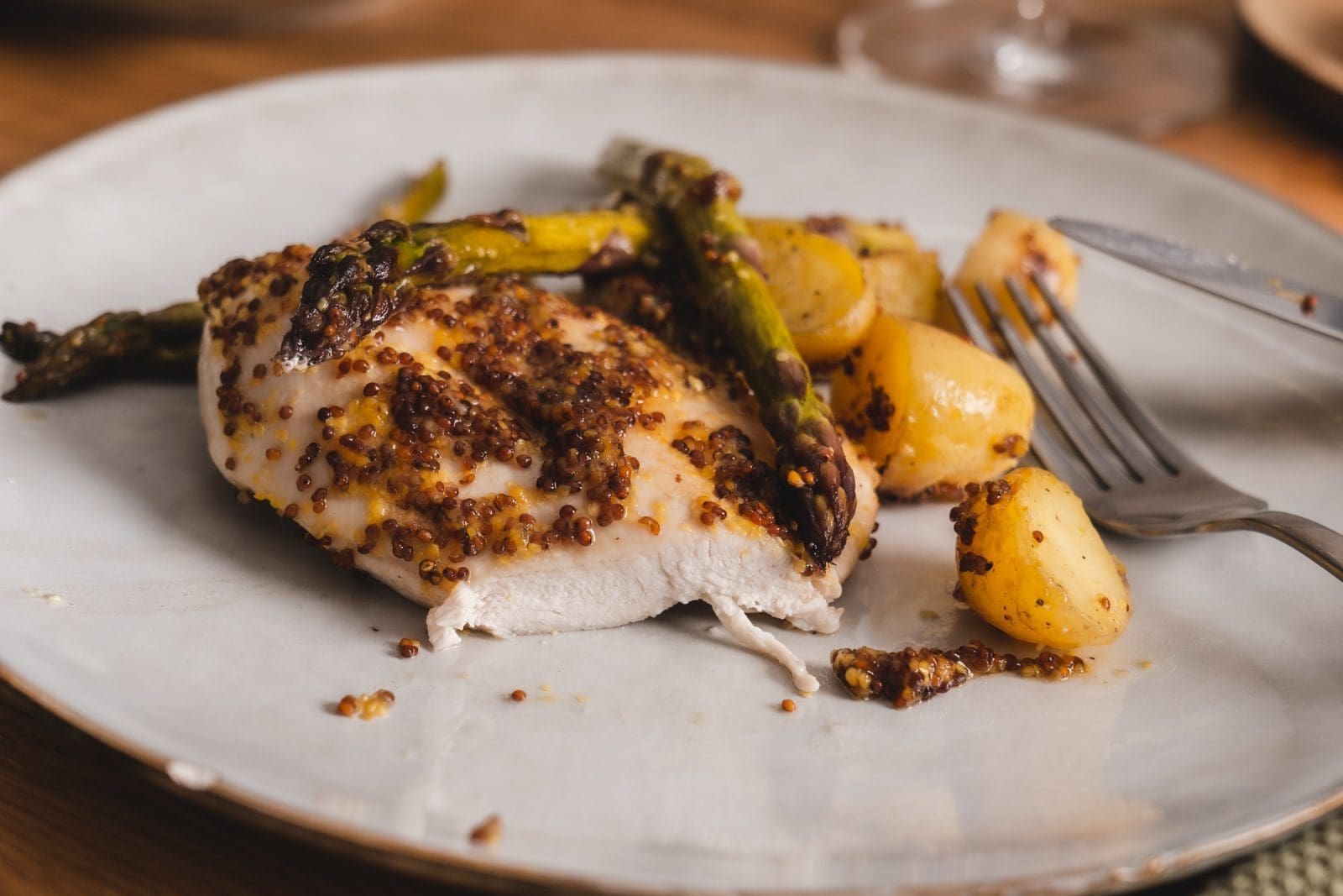 Angeschnittenes Stück Hähchefleisch auf dem Teller
