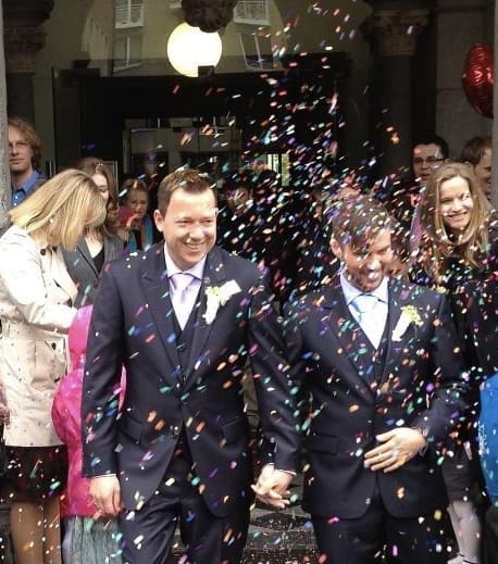 IMG 3109 | Wir beide machen ja fast alles gemeinsam. Das betrifft die privaten Dinge im Leben, aber auch alles, was wir um den Blog herum und auch in unserem Foodstudio machen. Ok .. Sascha ist definitiv unser Fotograf und da kann ich auch nicht wirklich mitreden. Allerdings ist er auch was die Buchhaltung angeht, eher nicht so eingebunden - und er will das auch gar nicht. Eher schieße ich ein paar schöne Fotos, als dass er sich mit der Abschreibung seiner neuen Kamera beschäftigt. Und so ist es eben auch mit dem Brotbacken - das ist in erster Linie mein Job. Unser neues Rezept für ein Walnuss-Roggenmischbrot habe ich für all diejenigen gebacken, die, so wie ich, keine Meister darin sind, aber das Brotbacken einfach lieben.