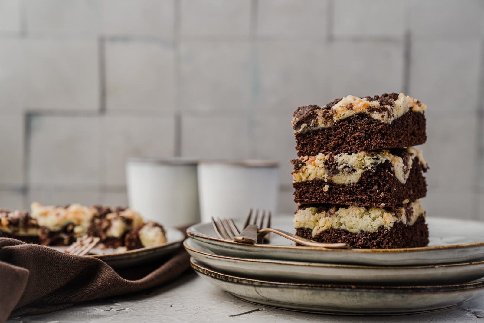 Marmor Streuselkuchen 15 | Kennt ihr das auch?! Ihr habt totale Lust auf etwas Süßes. Auf ein Stück Kuchen oder ein leckeres Teilchen. Aber ihr habt gar nichts da. Und der Bäcker hat auch schon geschlossen. Daher müssen wir entweder vorsorgen oder uns etwas selber backen. Selberbacken! Genau das war am vorletzten Wochenende dann auch bei uns die kurz entschlossene Variante, dabei wollten wir mit Zutaten arbeiten, die wir eh da haben. Heraus gekommen ist ein Marmor-Streuselkuchen mit Mascarpone.