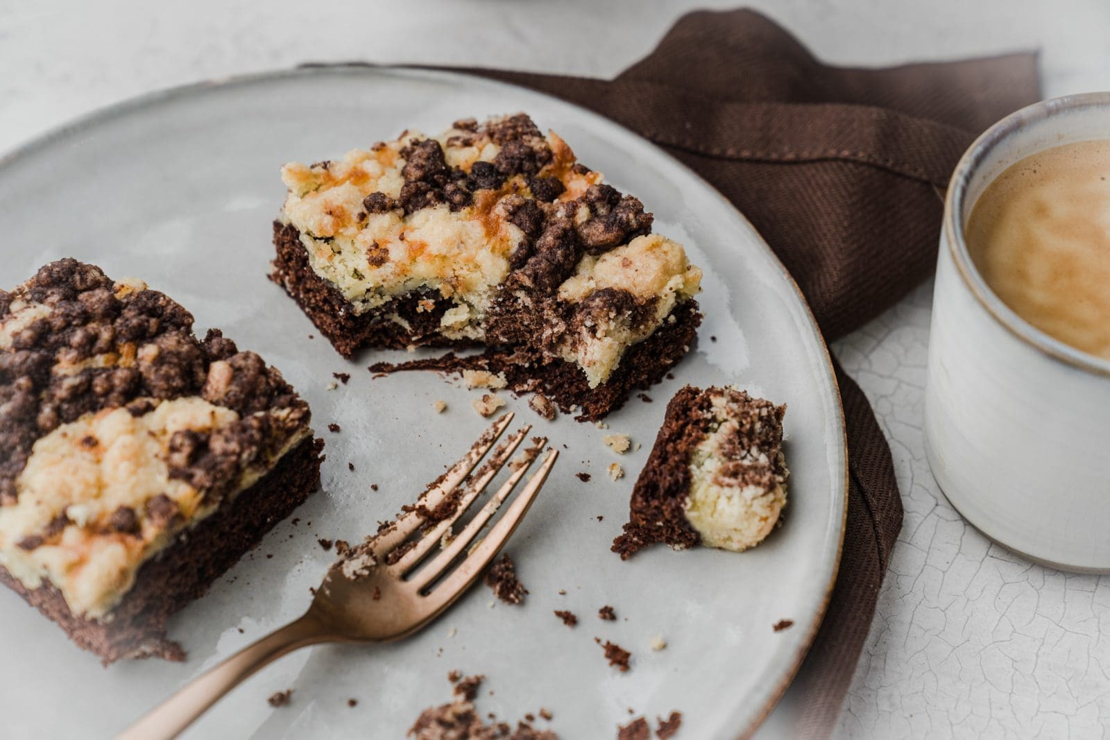 Marmor Streuselkuchen 16 | Kennt ihr das auch?! Ihr habt totale Lust auf etwas Süßes. Auf ein Stück Kuchen oder ein leckeres Teilchen. Aber ihr habt gar nichts da. Und der Bäcker hat auch schon geschlossen. Daher müssen wir entweder vorsorgen oder uns etwas selber backen. Selberbacken! Genau das war am vorletzten Wochenende dann auch bei uns die kurz entschlossene Variante, dabei wollten wir mit Zutaten arbeiten, die wir eh da haben. Heraus gekommen ist ein Marmor-Streuselkuchen mit Mascarpone.