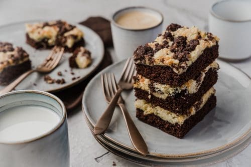 Marmor Streuselkuchen 9 | Kennt ihr das auch?! Ihr habt totale Lust auf etwas Süßes. Auf ein Stück Kuchen oder ein leckeres Teilchen. Aber ihr habt gar nichts da. Und der Bäcker hat auch schon geschlossen. Daher müssen wir entweder vorsorgen oder uns etwas selber backen. Selberbacken! Genau das war am vorletzten Wochenende dann auch bei uns die kurz entschlossene Variante, dabei wollten wir mit Zutaten arbeiten, die wir eh da haben. Heraus gekommen ist ein Marmor-Streuselkuchen mit Mascarpone.