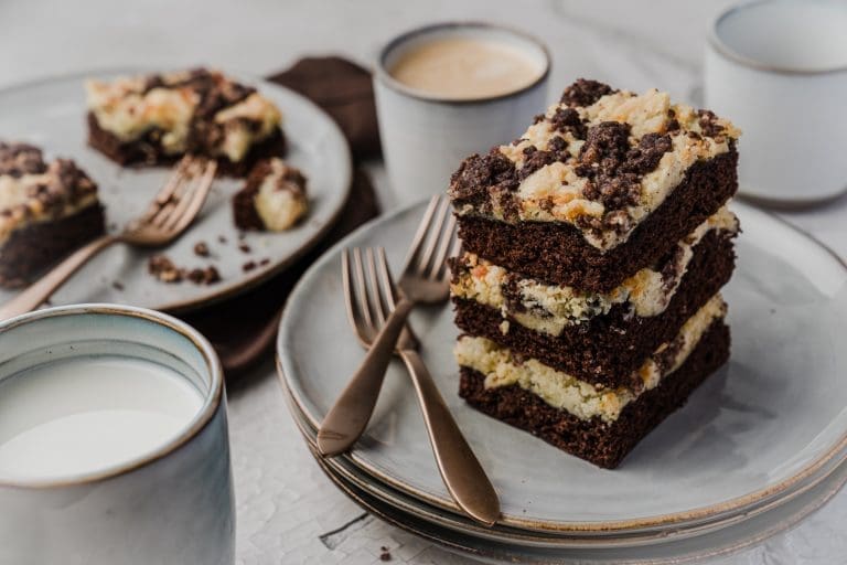 Marmor Streuselkuchen 9 | Wenn uns eine Sache verbindet, dann ist es der Sonntagnachmittag mit Kaffee, Kuchen und der Frage: „Wer schneidet an?“ Aus genau dieser Liebe ist über die Jahre eine ziemlich große Sammlung geworden – mal schnell vom Blech, mal sonntäglich aus der Springform, mal nach einem Rezept, das schon Oma Lore in ihrer Kölner Küche gebacken hat.