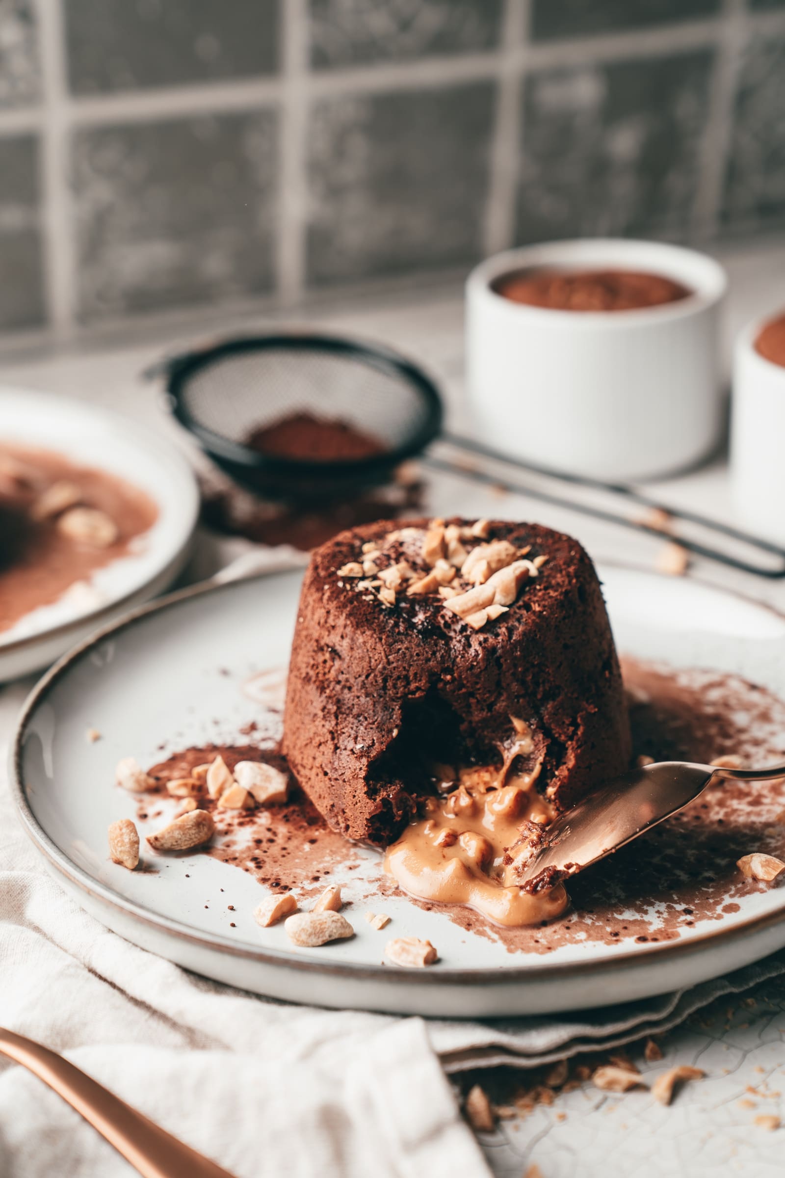 Festliche Desserts für Weihnachten – unsere schönsten Ideen für süße Festtage 6 Melted Peanutbutter Cake 23 | Festliche Desserts gehören für uns zu Weihnachten einfach dazu. Wenn die Tage kürzer werden und überall dieser Duft nach Zimt, Vanille und Winterobst in der Luft liegt, freuen wir uns jedes Jahr wieder auf genau diese festlichen Desserts, die einen Abend richtig rund machen. Für uns sind festliche Desserts mehr als nur der süße Abschluss eines Menüs. Sie bringen Wärme, Gemütlichkeit und dieses besondere Gefühl von Feiertagen auf den Tisch. Für mich geht ein Menü ohne Dessert sowieso nicht, da das Dessert einfach mein Lieblingsgang ist und genau deshalb haben wir unsere liebsten festlichen Desserts für euch gesammelt, die elegant aussehen, entspannt vorzubereiten sind und jedes Weihnachtsmenü zum Strahlen bringen.