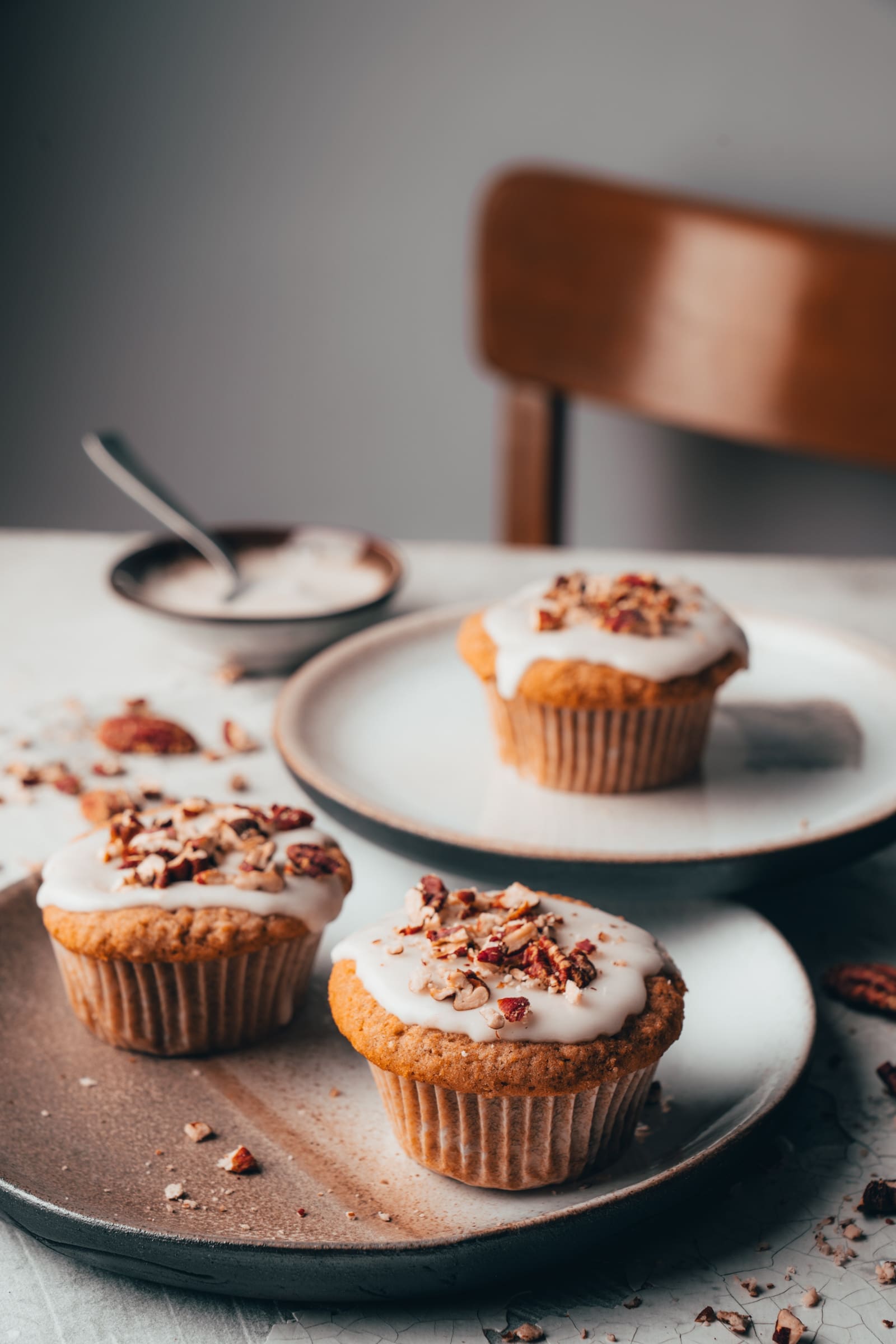 Diese Muffins vereinen knackige Apfelstückchen mit Vollkornmehl und einem Hauch Zimt. Sie sind wunderbar fluffig, aber gleichzeitig sättigend – ideal für ein schnelles Frühstück oder als gesunder Snack für zwischendurch.