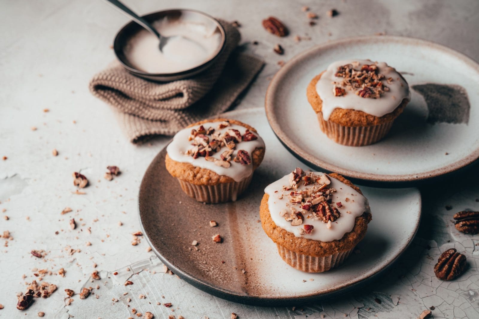 Vegane Apfel Muffins 13 | Man muss auch mal aus der Komfortzone raus, oder?! Mal andere Zutaten, Zubereitungsmethoden und Wege testen. Aber auch wir agieren gerne mal ganz nach dem Motto "Gewohnheitstier", denn das ist meistens gelingsicher und mit wenig Risiko behaftet. Torsten ist da, gerade beim Backen, deutlich risikobereiter und so kam er wie aus dem Nichts auf die Idee, Vollkornmuffins zu backen und vielleicht klappt es ja sogar vegan?! Herausgekommen sind diese veganen Vollkorn-Apfel-Muffins, die so unfassbar saftig und unverschämt lecker sind.