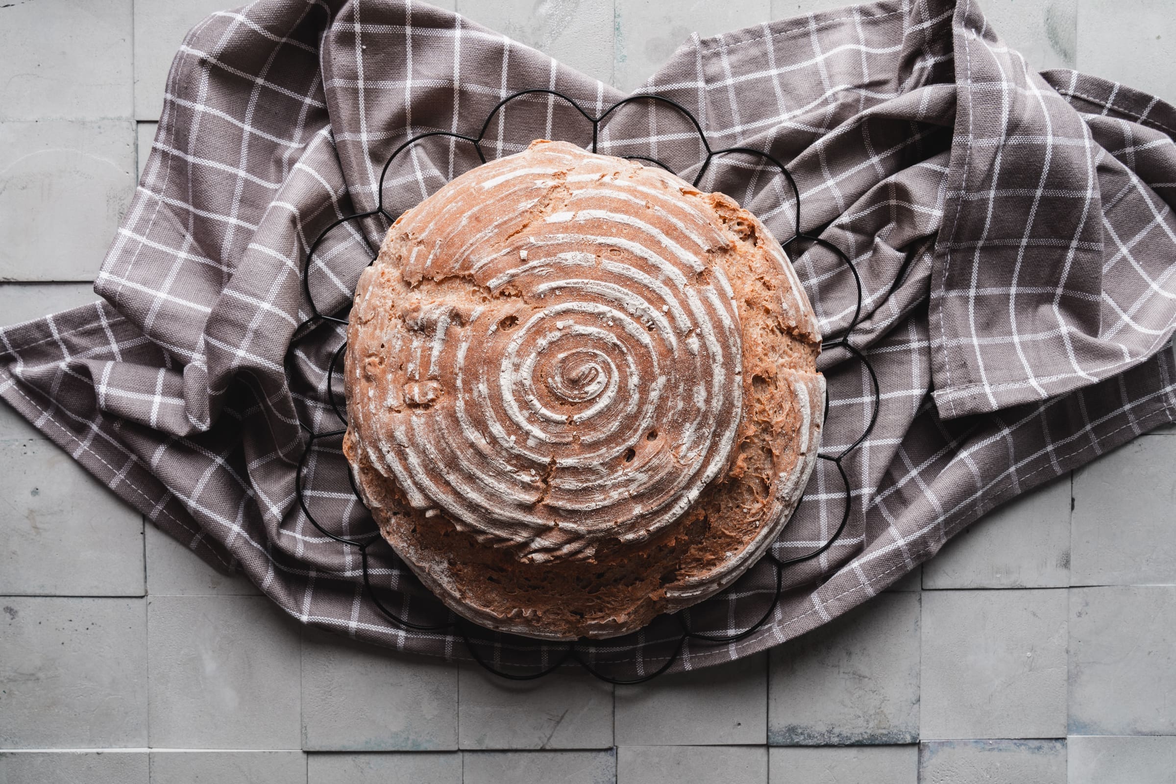 Walnuss Roggenbrot 12 | Wir beide machen ja fast alles gemeinsam. Das betrifft die privaten Dinge im Leben, aber auch alles, was wir um den Blog herum und auch in unserem Foodstudio machen. Ok .. Sascha ist definitiv unser Fotograf und da kann ich auch nicht wirklich mitreden. Allerdings ist er auch was die Buchhaltung angeht, eher nicht so eingebunden - und er will das auch gar nicht. Eher schieße ich ein paar schöne Fotos, als dass er sich mit der Abschreibung seiner neuen Kamera beschäftigt. Und so ist es eben auch mit dem Brotbacken - das ist in erster Linie mein Job. Unser neues Rezept für ein Walnuss-Roggenmischbrot habe ich für all diejenigen gebacken, die, so wie ich, keine Meister darin sind, aber das Brotbacken einfach lieben.