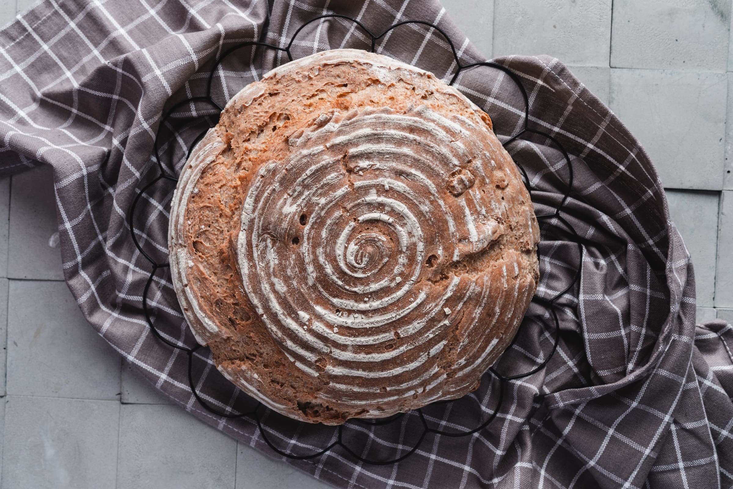 Walnuss Roggenbrot 13 | Wir beide machen ja fast alles gemeinsam. Das betrifft die privaten Dinge im Leben, aber auch alles, was wir um den Blog herum und auch in unserem Foodstudio machen. Ok .. Sascha ist definitiv unser Fotograf und da kann ich auch nicht wirklich mitreden. Allerdings ist er auch was die Buchhaltung angeht, eher nicht so eingebunden - und er will das auch gar nicht. Eher schieße ich ein paar schöne Fotos, als dass er sich mit der Abschreibung seiner neuen Kamera beschäftigt. Und so ist es eben auch mit dem Brotbacken - das ist in erster Linie mein Job. Unser neues Rezept für ein Walnuss-Roggenmischbrot habe ich für all diejenigen gebacken, die, so wie ich, keine Meister darin sind, aber das Brotbacken einfach lieben.