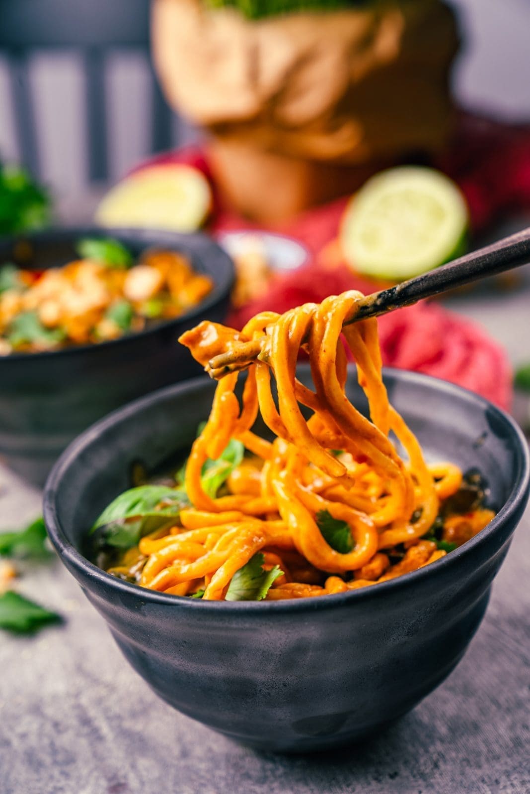 Cremige asiatische Nudel-Bowl mit Hähnchen, Kokosmilch und Erdnusssauce