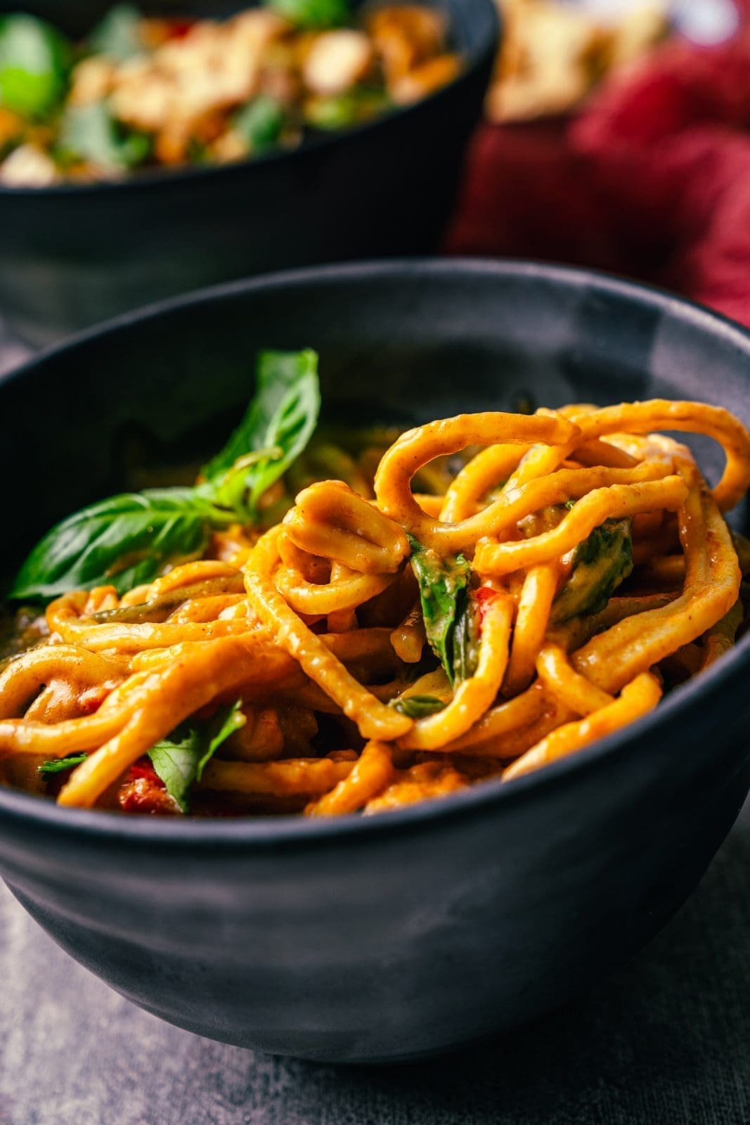 Cremige asiatische Nudel-Bowl mit Hähnchen, Kokosmilch und Erdnusssauce