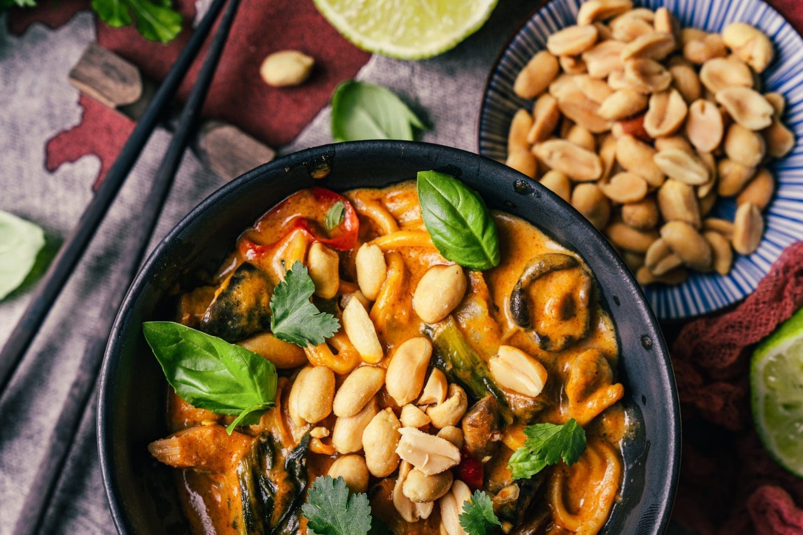 Cremige asiatische Nudel-Bowl mit Hähnchen, Kokosmilch und Erdnusssauce