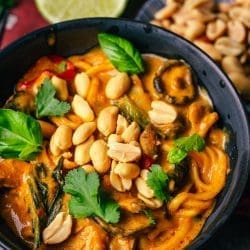 Cremige asiatische Nudel-Bowl mit Hähnchen, Kokosmilch und Erdnusssauce