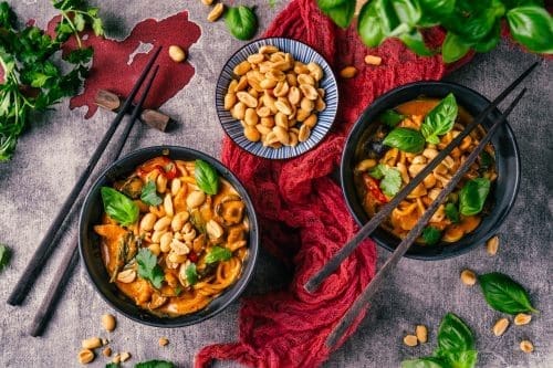 Cremige asiatische Nudel-Bowl mit Hähnchen, Kokosmilch und Erdnusssauce