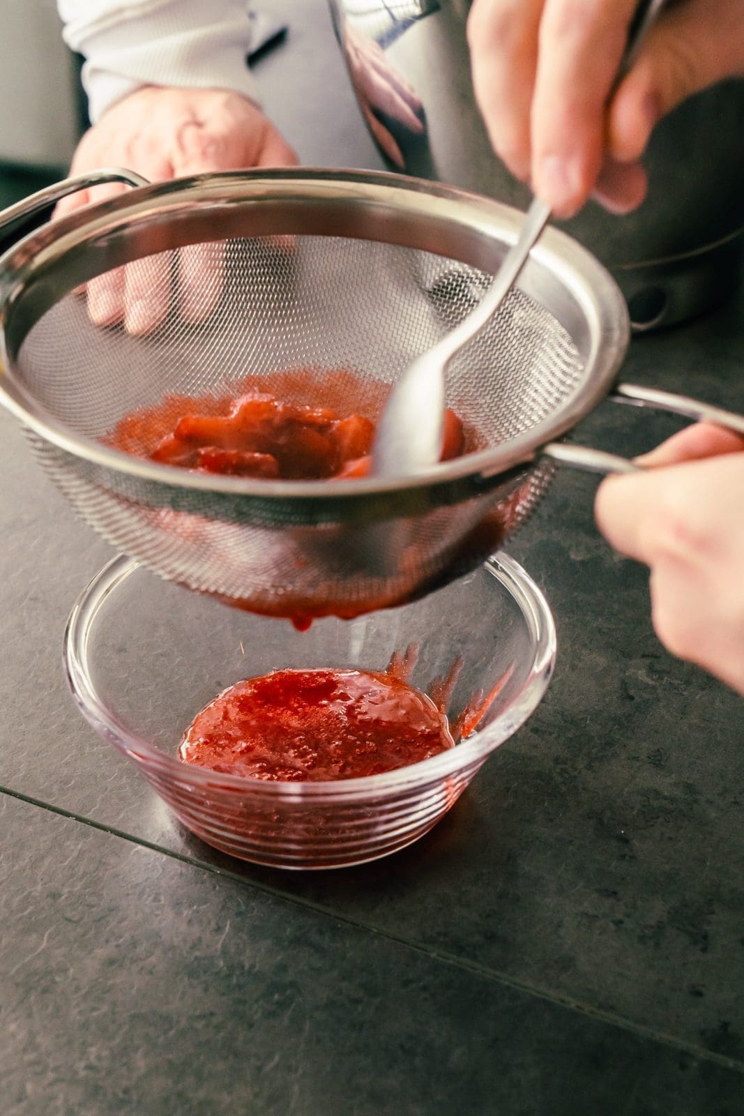 Rezept für eine Erdbeer-Tiramisu-Torte, die ganz ohne Ofen und Küchenmaschine auskommt. Perfekt in der Erdbeer-Saison und easy gemacht.