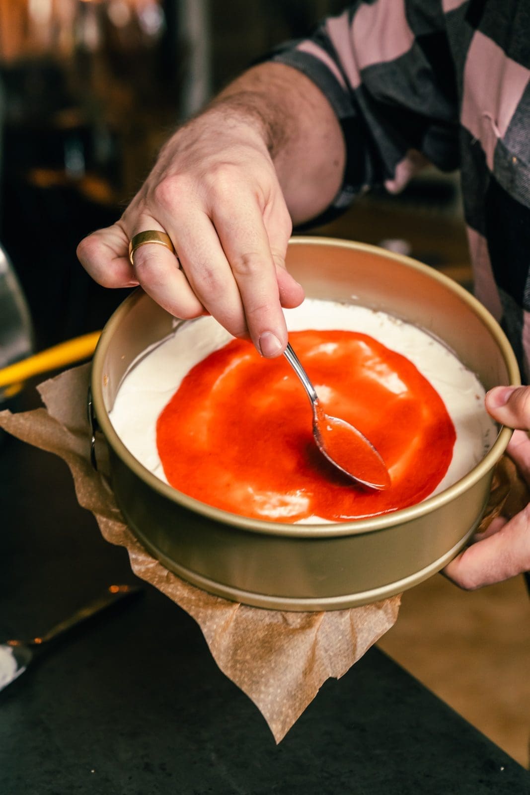 Rezept für eine Erdbeer-Tiramisu-Torte, die ganz ohne Ofen und Küchenmaschine auskommt. Perfekt in der Erdbeer-Saison und easy gemacht.