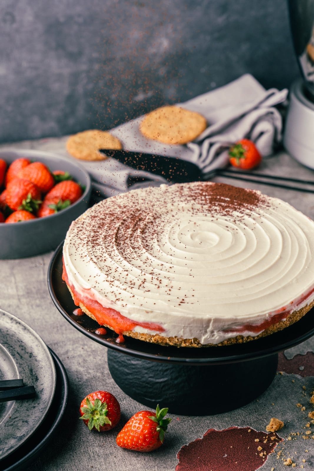 Rezept für eine Erdbeer-Tiramisu-Torte, die ganz ohne Ofen und Küchenmaschine auskommt. Perfekt in der Erdbeer-Saison und easy gemacht.