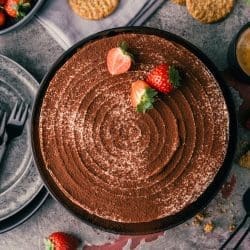 Rezept für eine Erdbeer-Tiramisu-Torte, die ganz ohne Ofen und Küchenmaschine auskommt. Perfekt in der Erdbeer-Saison und easy gemacht.