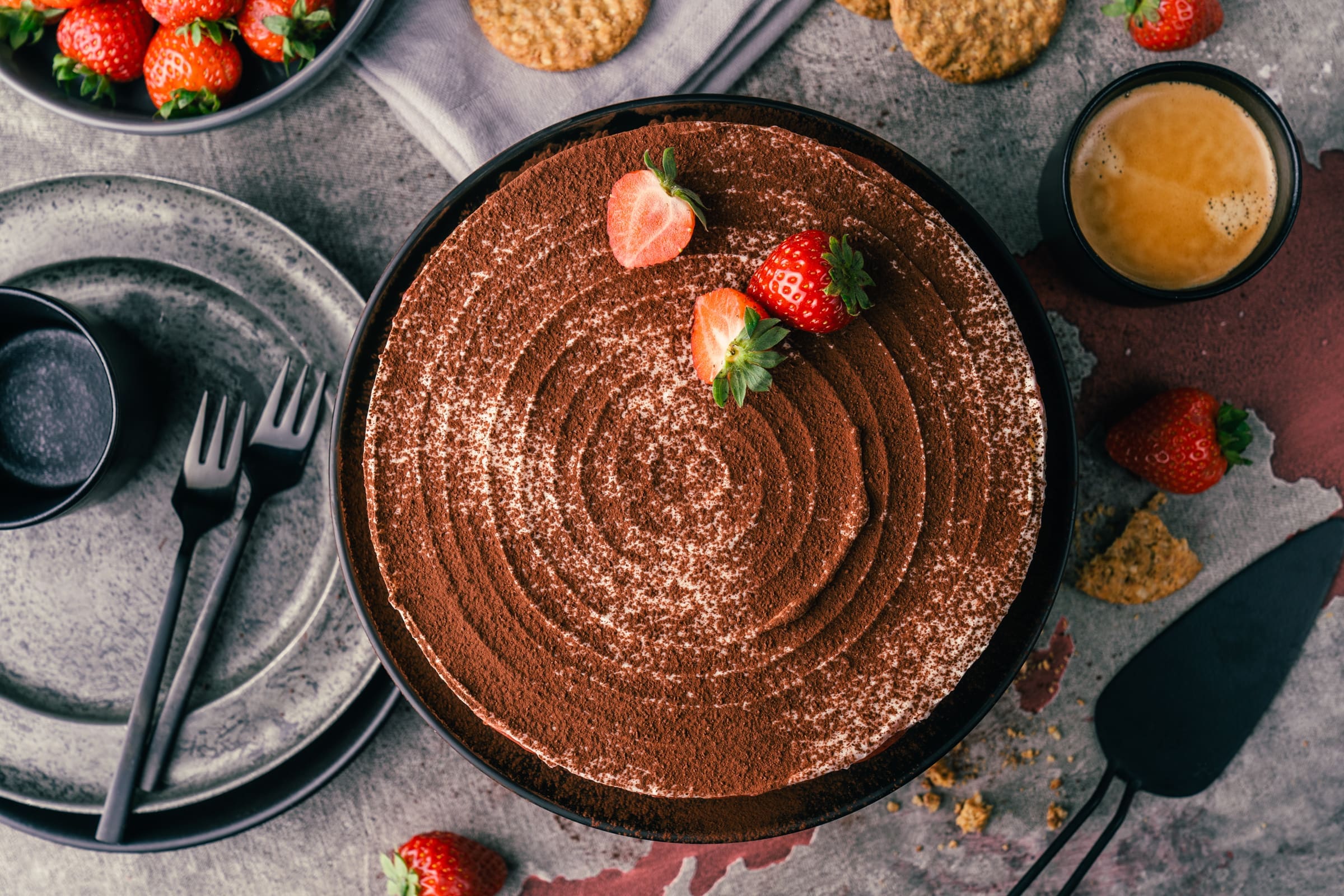 Rezept für eine Erdbeer-Tiramisu-Torte, die ganz ohne Ofen und Küchenmaschine auskommt. Perfekt in der Erdbeer-Saison und easy gemacht.