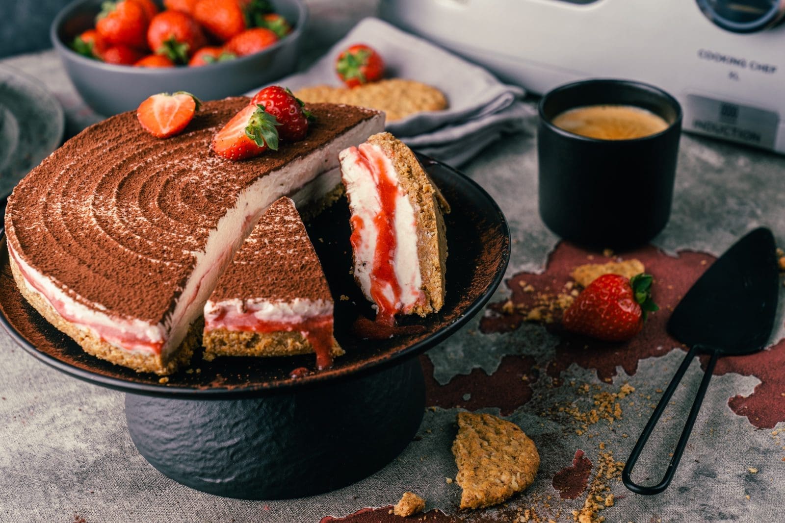 Rezept für eine Erdbeer-Tiramisu-Torte, die ganz ohne Ofen und Küchenmaschine auskommt. Perfekt in der Erdbeer-Saison und easy gemacht.