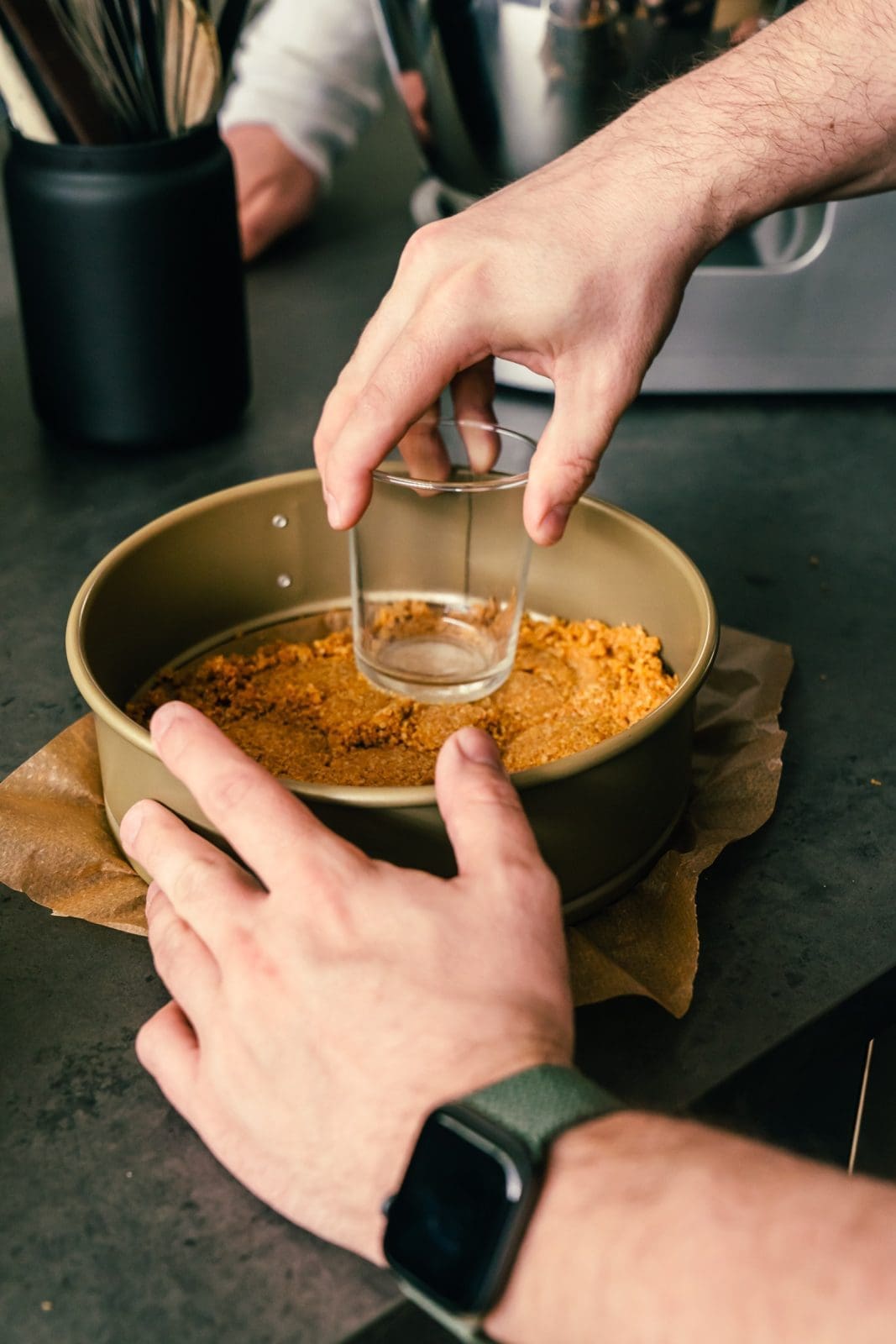 Rezept für eine Erdbeer-Tiramisu-Torte, die ganz ohne Ofen und Küchenmaschine auskommt. Perfekt in der Erdbeer-Saison und easy gemacht.
