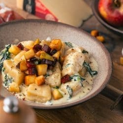 Rezept für selbstgemachte Gnocchi in einer cremigen Käsesauce mit Apfel-Speck-Crunch. Das Highlight sind die leckeren Südtiroler Spezialitäten mit Gütesiegel!