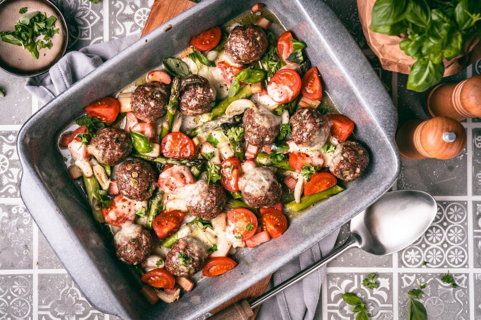 Überbackene Ofenhackbällchen mit grünem Spargel & Rhabarber 2 Hackbaellchen mit Spargel und Rhabarber 18 | Wir haben ein Rezept aus der Impro-Küche! Meistens überlegen wir uns vor dem Kochen schon sehr lange und genau wie das Ergebnis sein soll, nicht so bei diesen überbackenen Ofenhackbällchen mit grünem Spargel & Rhabarber - da hat sich erst während der Zubereitung gezeigt wo die Reise hingeht. Das Ergebnis ist ein sau geiles Ofengericht, das definitiv Low-Carb ist und schnell auf dem Tisch landet.