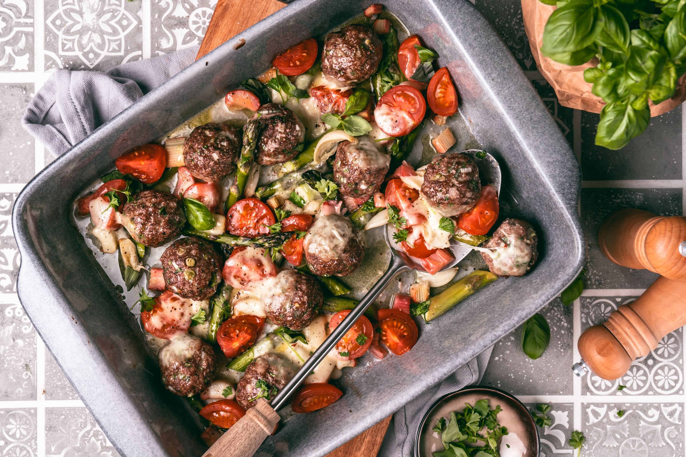 Überbackene Ofenhackbällchen mit grünem Spargel & Rhabarber 3 Hackbaellchen mit Spargel und Rhabarber 23 | Wir haben ein Rezept aus der Impro-Küche! Meistens überlegen wir uns vor dem Kochen schon sehr lange und genau wie das Ergebnis sein soll, nicht so bei diesen überbackenen Ofenhackbällchen mit grünem Spargel & Rhabarber - da hat sich erst während der Zubereitung gezeigt wo die Reise hingeht. Das Ergebnis ist ein sau geiles Ofengericht, das definitiv Low-Carb ist und schnell auf dem Tisch landet.