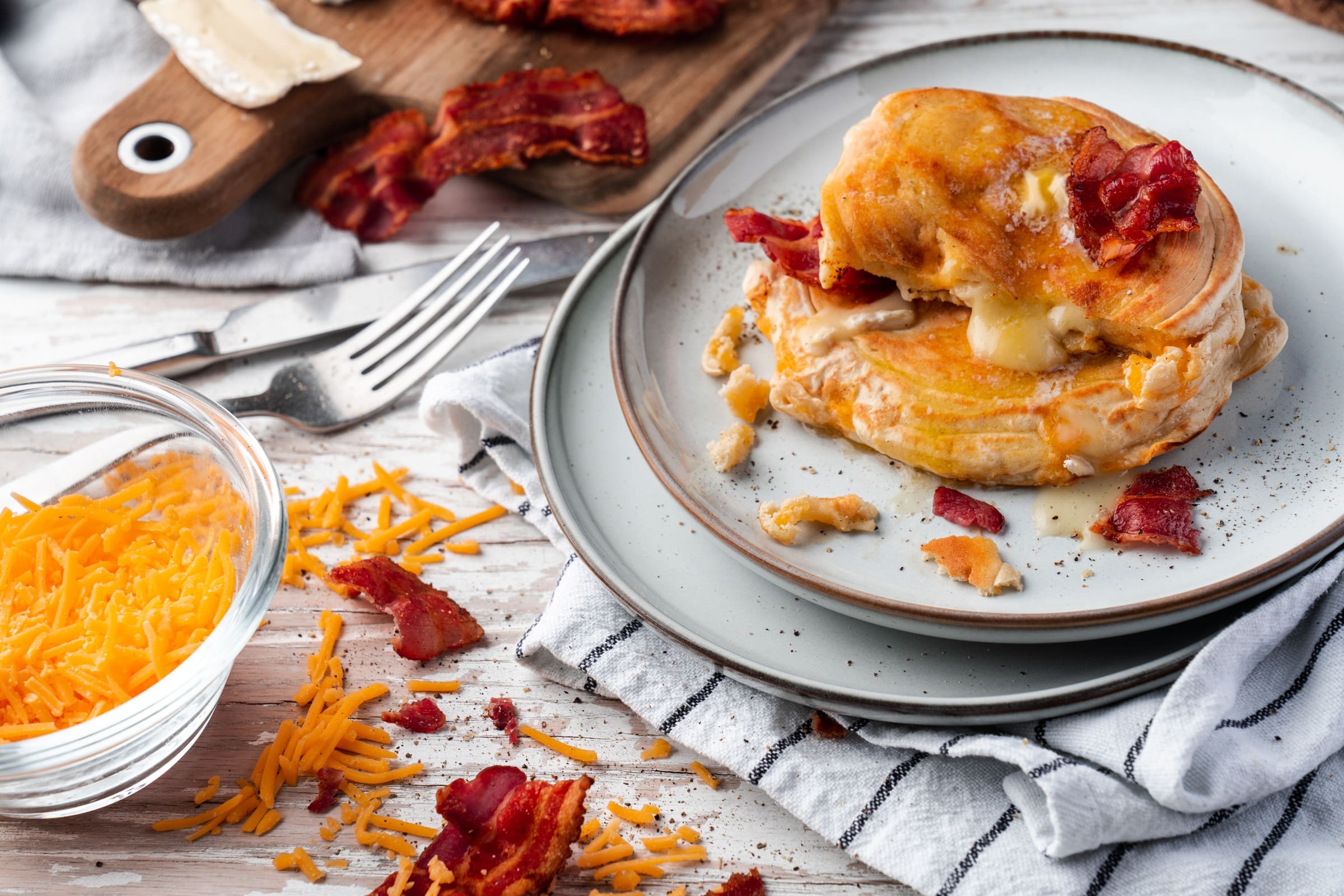 Kaesepfannkuchen Tefal 23 | Heute steht bei uns gönnen auf dem Programm! Wir schlagen mittlerweile definitiv seltener über die Stränge und umso mehr lieben wir die Momente, an denen es bei uns Torte, Käse, Pasta, Pizza & Co. ganz ohne Reue gibt. In genau diese Kategorie fällt auch unser heutiges Rezept und alleine beim Namen läuft uns das Wasser im Mund zusammen - Käse-Pfannkuchen ... geil, oder? Wir zeigen euch wie fix ihr diesen Leckerbissen zaubert und die richtige Pfanne nicht unbedeutend ist... 