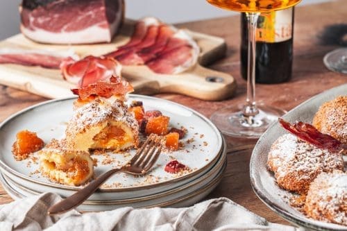 Rezept für süße Marillenknödel mit Südtiroler Speck g.g.A.! Eine wunderbare Kombination aus Frucht gepaart mit mild geräuchertem Schinken.
