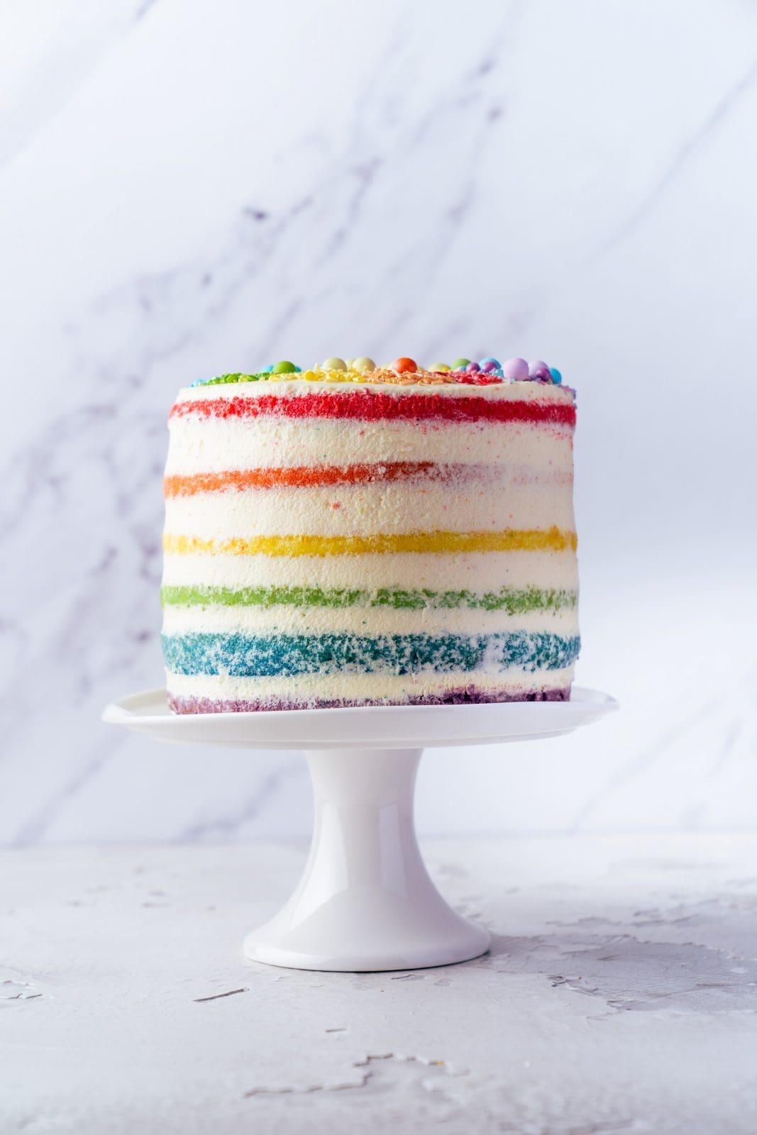 Rainbow Cake - Coming-Out Kuchen 2 Regenbogen Torte 34 | Born this way! Heute wird es bunt und das ist gut so. Der Juni ist der alljährliche Pride-Monat und 2021 hat unsere Regenbogen-Torte ein Makeover defintiv verdient, denn ihr seid schon seit 2017 ganz verrückt nach diesem absoluten Leckerbissen! Aber was hat es mit der Regenbogenflagge eigentlich genau auf sich? Wir werden dem mal ein wenig auf den Grund gehen und dabei gibt es ein großes Stück Rainbow Cake.