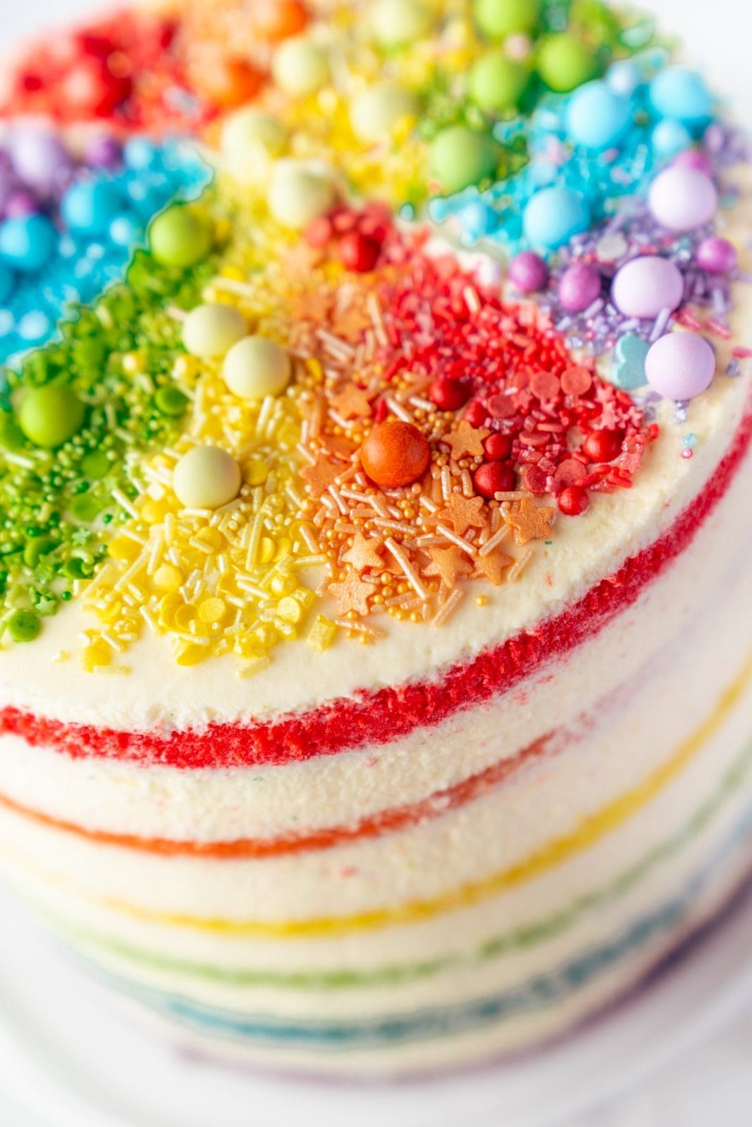 Rainbow Cake - Coming-Out Kuchen 3 Regenbogen Torte 37 | Born this way! Heute wird es bunt und das ist gut so. Der Juni ist der alljährliche Pride-Monat und 2021 hat unsere Regenbogen-Torte ein Makeover defintiv verdient, denn ihr seid schon seit 2017 ganz verrückt nach diesem absoluten Leckerbissen! Aber was hat es mit der Regenbogenflagge eigentlich genau auf sich? Wir werden dem mal ein wenig auf den Grund gehen und dabei gibt es ein großes Stück Rainbow Cake.