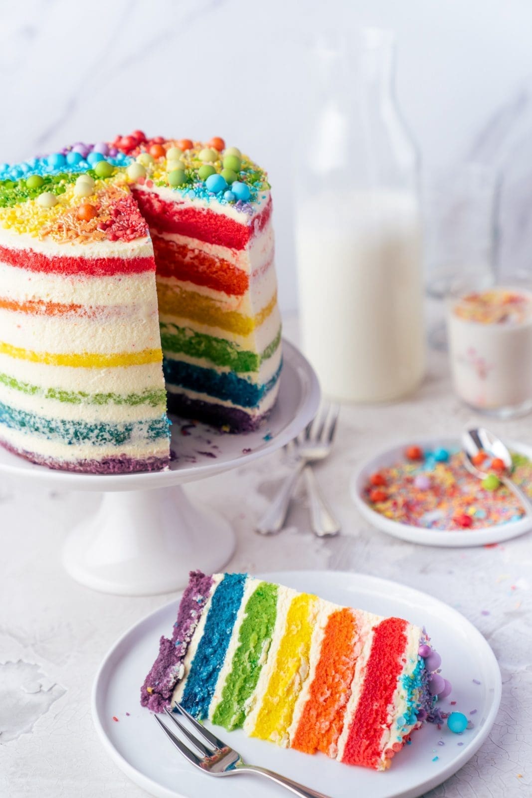 Rainbow Cake - Coming-Out Kuchen 4 Regenbogen Torte 40 | Born this way! Heute wird es bunt und das ist gut so. Der Juni ist der alljährliche Pride-Monat und 2021 hat unsere Regenbogen-Torte ein Makeover defintiv verdient, denn ihr seid schon seit 2017 ganz verrückt nach diesem absoluten Leckerbissen! Aber was hat es mit der Regenbogenflagge eigentlich genau auf sich? Wir werden dem mal ein wenig auf den Grund gehen und dabei gibt es ein großes Stück Rainbow Cake.