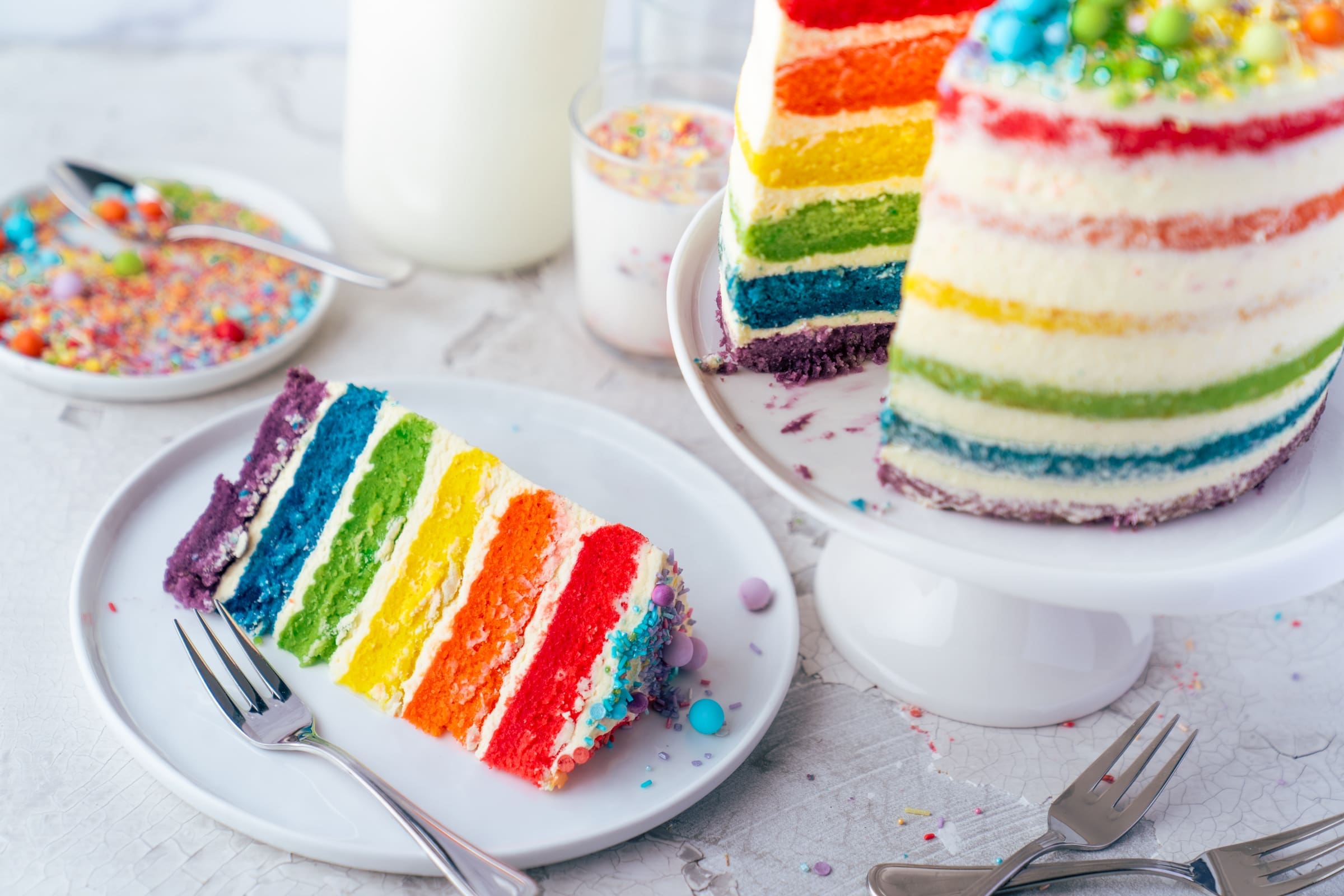 Rainbow Cake - Coming-Out Kuchen 1 Regenbogen Torte 41 | Born this way! Heute wird es bunt und das ist gut so. Der Juni ist der alljährliche Pride-Monat und 2021 hat unsere Regenbogen-Torte ein Makeover defintiv verdient, denn ihr seid schon seit 2017 ganz verrückt nach diesem absoluten Leckerbissen! Aber was hat es mit der Regenbogenflagge eigentlich genau auf sich? Wir werden dem mal ein wenig auf den Grund gehen und dabei gibt es ein großes Stück Rainbow Cake.
