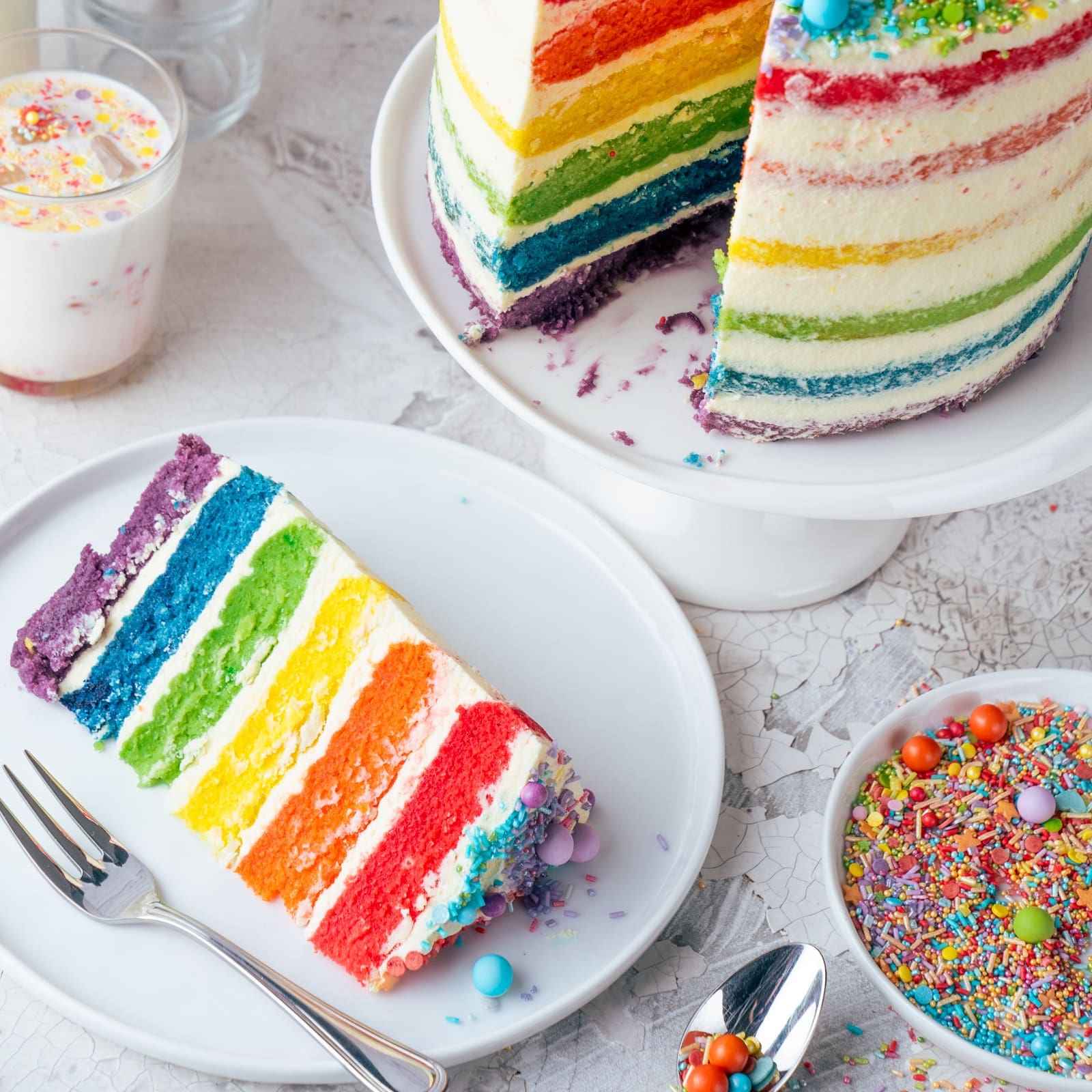 Rainbow Cake - Coming-Out Kuchen 8 Regenbogen Torte 46 | Born this way! Heute wird es bunt und das ist gut so. Der Juni ist der alljährliche Pride-Monat und 2021 hat unsere Regenbogen-Torte ein Makeover defintiv verdient, denn ihr seid schon seit 2017 ganz verrückt nach diesem absoluten Leckerbissen! Aber was hat es mit der Regenbogenflagge eigentlich genau auf sich? Wir werden dem mal ein wenig auf den Grund gehen und dabei gibt es ein großes Stück Rainbow Cake.