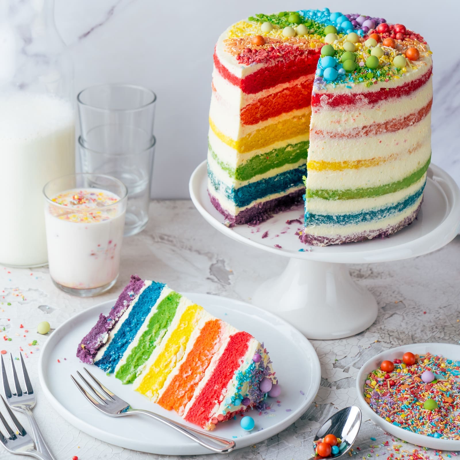Rainbow Cake - Coming-Out Kuchen 6 Regenbogen Torte 47 | Born this way! Heute wird es bunt und das ist gut so. Der Juni ist der alljährliche Pride-Monat und 2021 hat unsere Regenbogen-Torte ein Makeover defintiv verdient, denn ihr seid schon seit 2017 ganz verrückt nach diesem absoluten Leckerbissen! Aber was hat es mit der Regenbogenflagge eigentlich genau auf sich? Wir werden dem mal ein wenig auf den Grund gehen und dabei gibt es ein großes Stück Rainbow Cake.