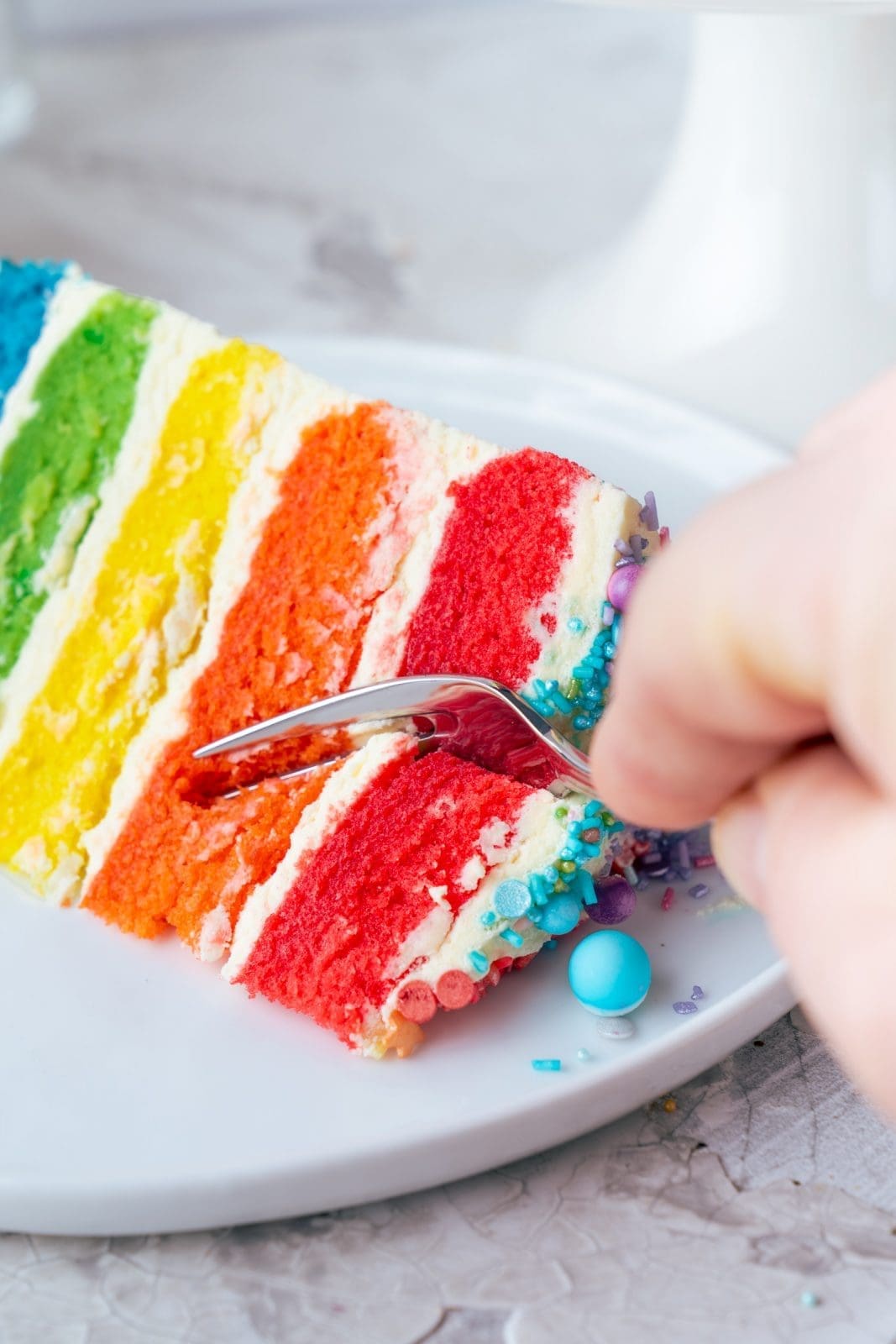 Rainbow Cake - Coming-Out Kuchen 5 Regenbogen Torte 48 | Born this way! Heute wird es bunt und das ist gut so. Der Juni ist der alljährliche Pride-Monat und 2021 hat unsere Regenbogen-Torte ein Makeover defintiv verdient, denn ihr seid schon seit 2017 ganz verrückt nach diesem absoluten Leckerbissen! Aber was hat es mit der Regenbogenflagge eigentlich genau auf sich? Wir werden dem mal ein wenig auf den Grund gehen und dabei gibt es ein großes Stück Rainbow Cake.
