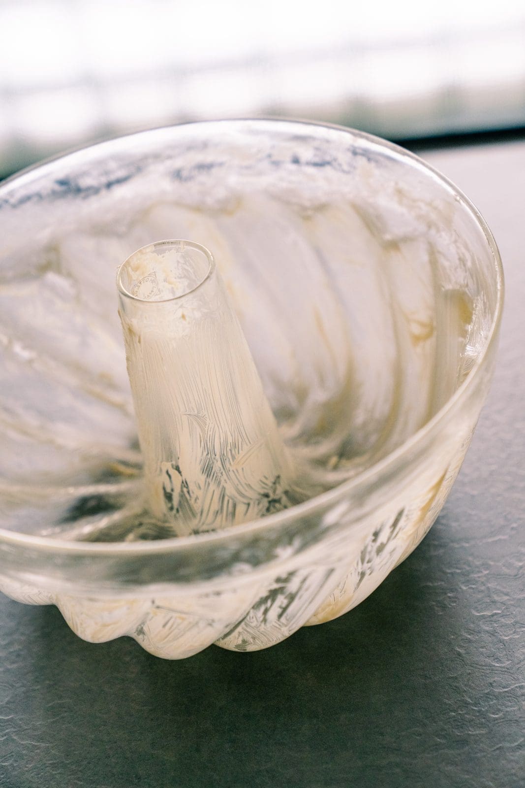 Rezept für einen Sandkuchen. Simpel. Saftig. Schnell. Definitiv der saftigste Sandkuchen, den man sich vorstellen kann. Einfach perfekt, daher ein Muss zum Nachbacken.