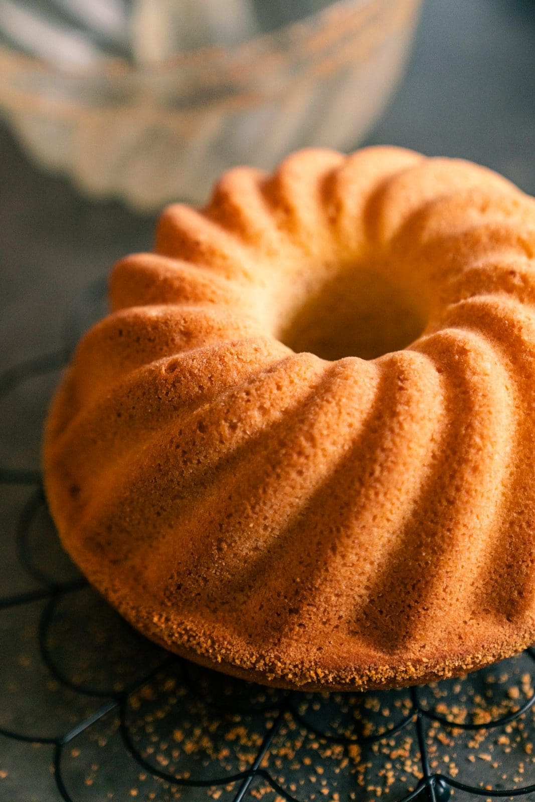 Rezept für einen Sandkuchen. Simpel. Saftig. Schnell. Definitiv der saftigste Sandkuchen, den man sich vorstellen kann. Einfach perfekt, daher ein Muss zum Nachbacken.